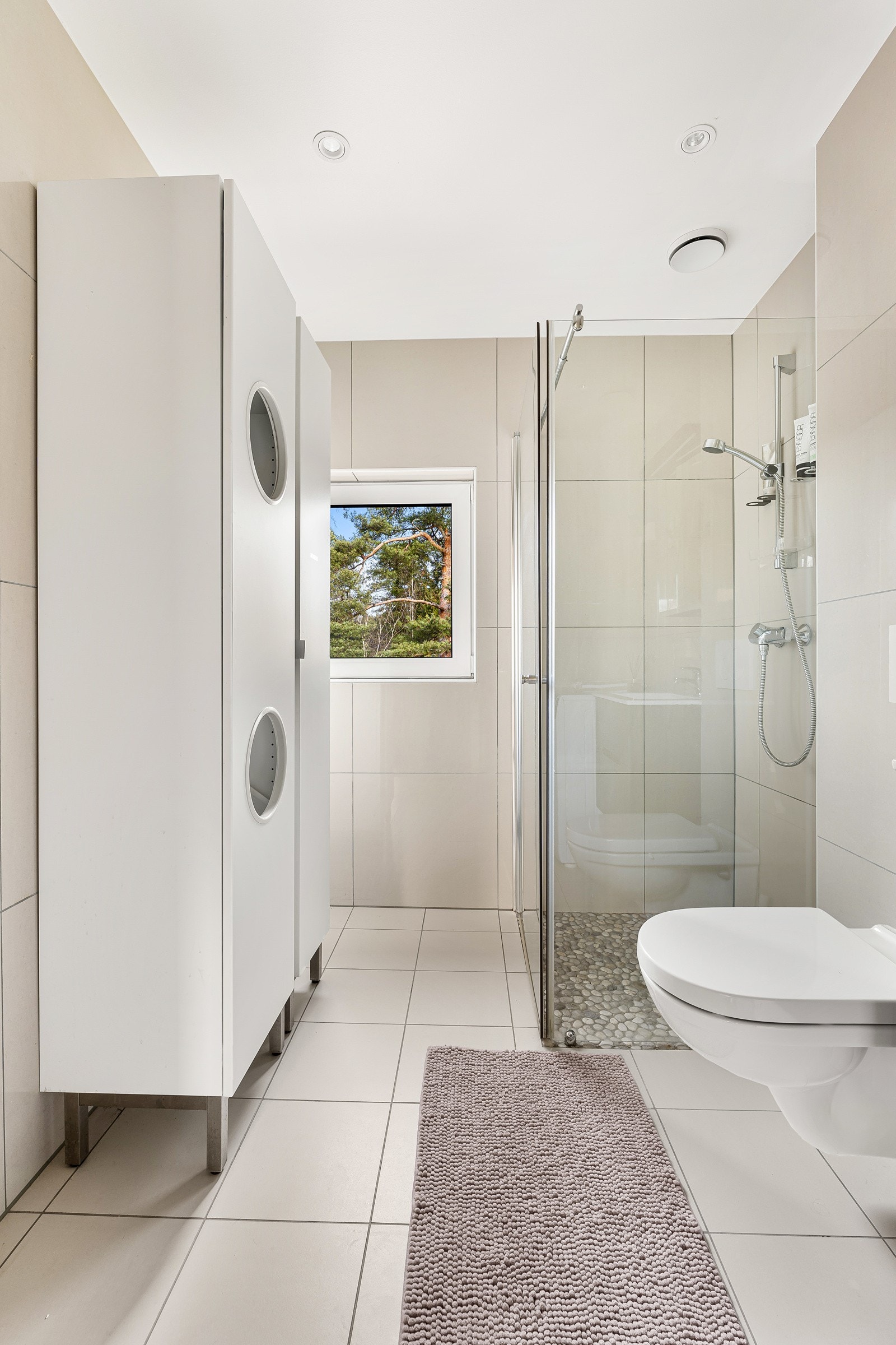 Dette badet også utstyrt med elektriske varmekabler, som gir ekstra komfort. Galleribilde