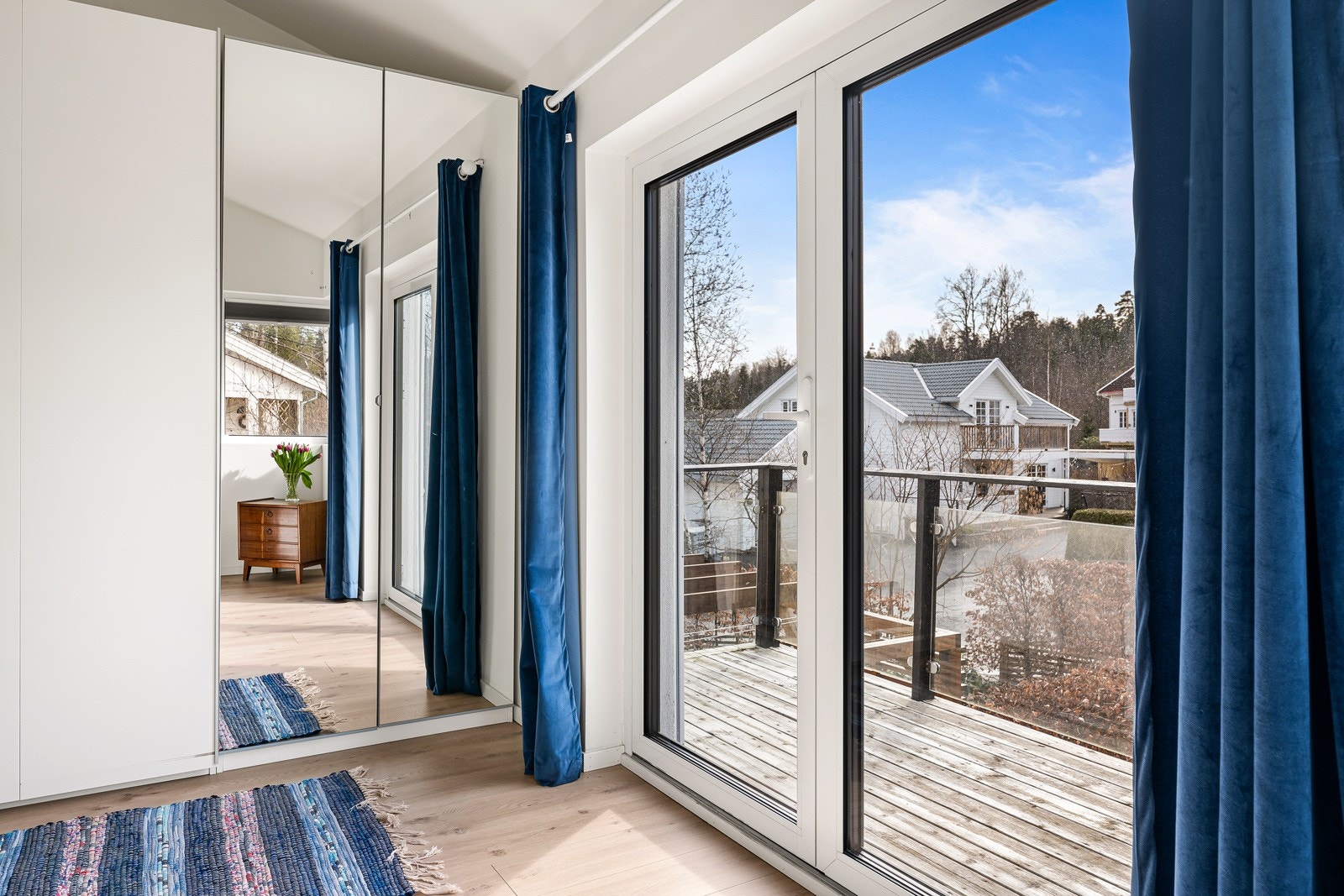 Fra soverommer et det utgang til en hyggelig balkong på 5 m². Galleribilde