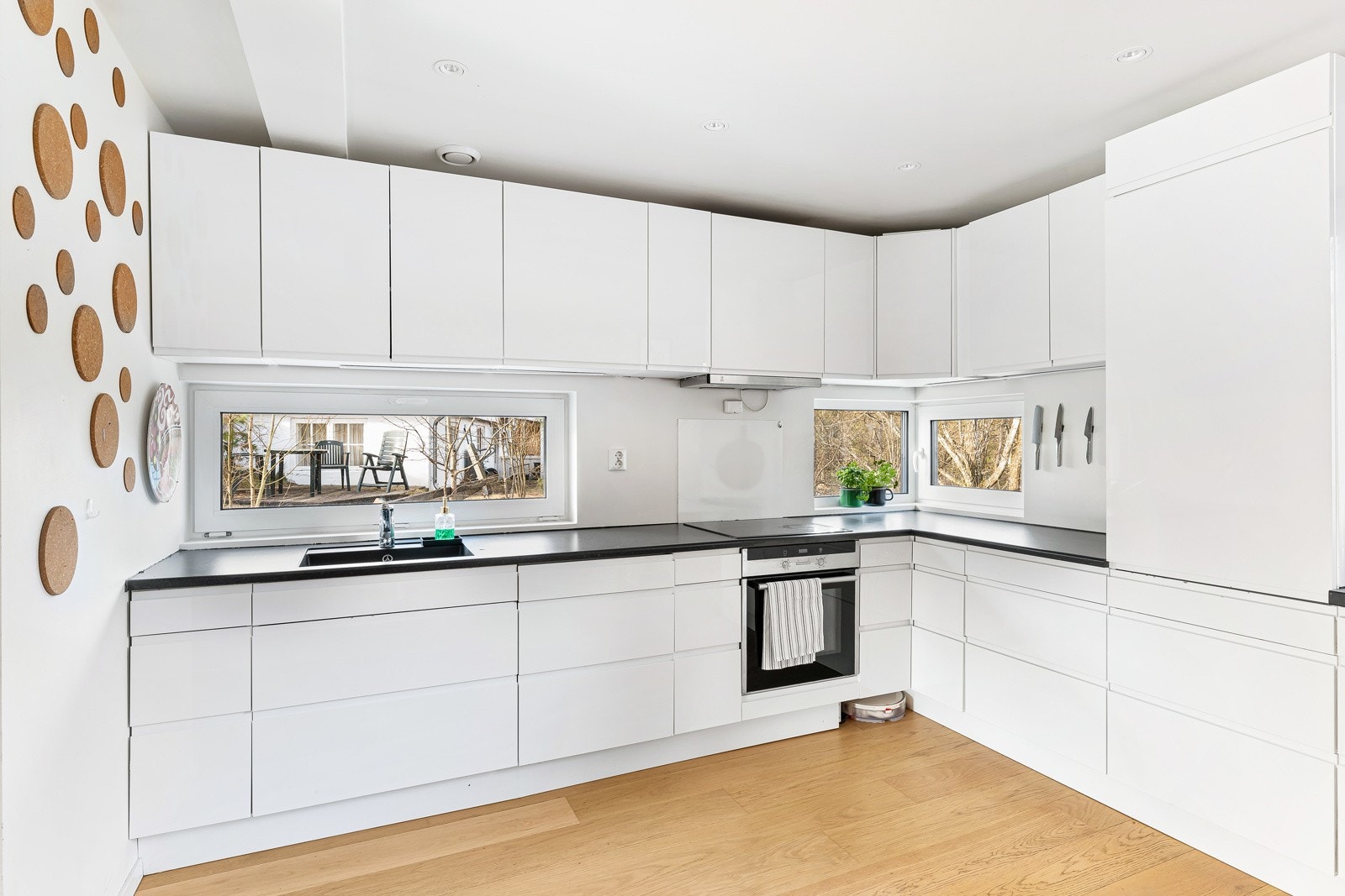 Kjøkkenet har integrerte hvitevarer som kjøl/fryseskap, oppvaskmaskin, platetopp og stekeovn. Galleribilde