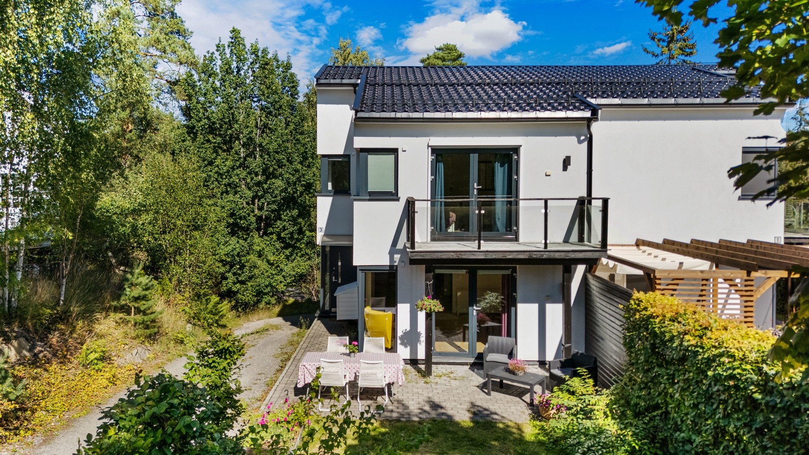 Utvendig har boligen en vakker steinlagt platting på 25 m², som gir et flott uteområde for både avslapning og sosialt samvær. Galleribilde