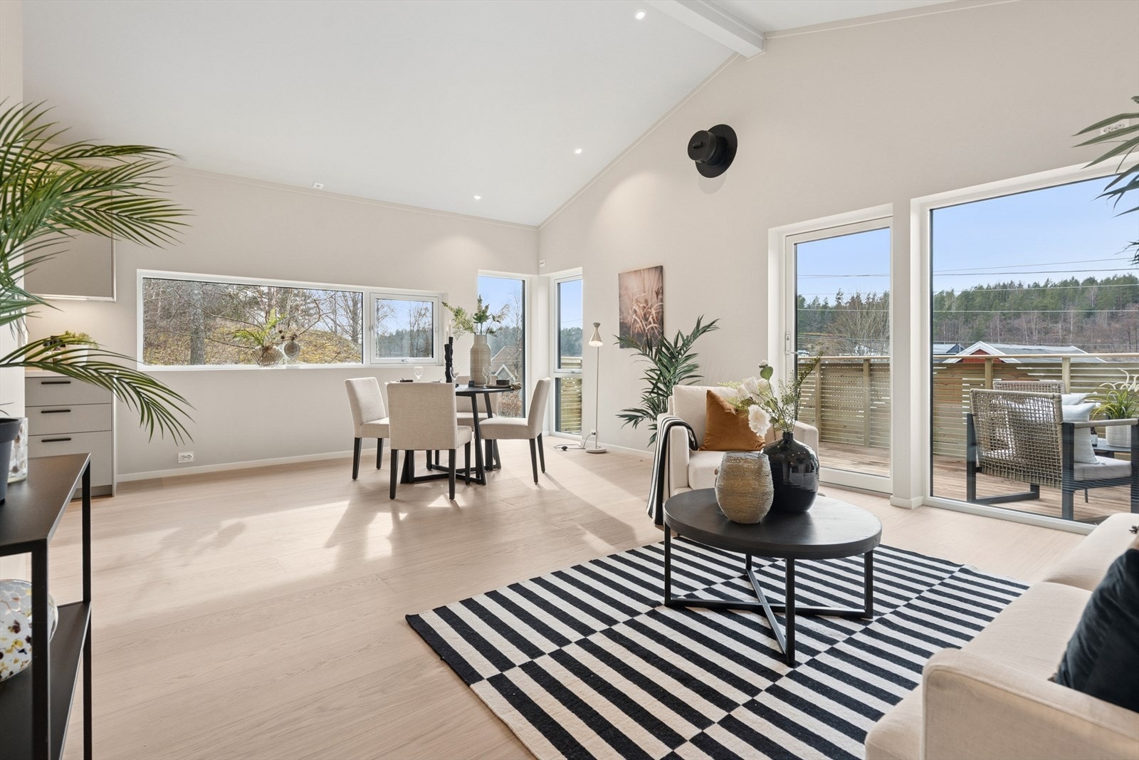 Stue med imponerende høye innvendige himlingene som gir hjemmet et unikt særpreg Galleribilde