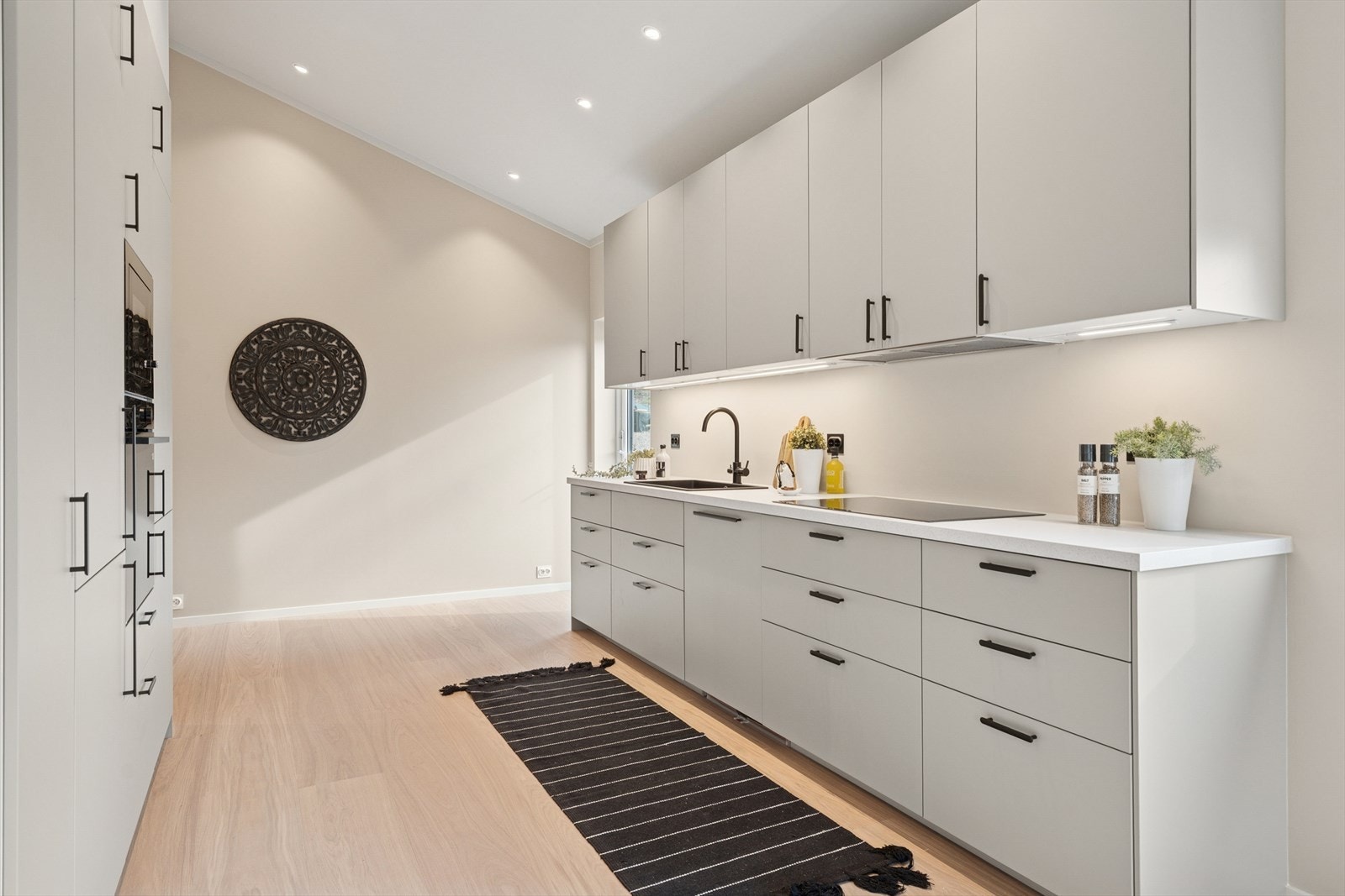 De integrerte hvitevarene gir et rent og sammenhengende utseende, og skaper en harmonisk atmosfære. Galleribilde