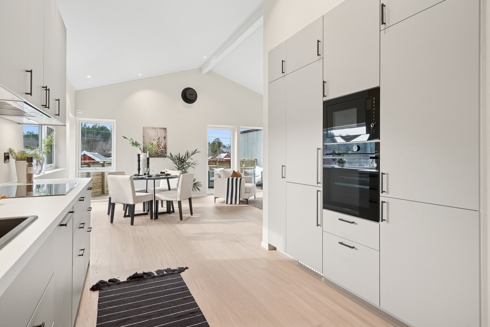 Kjøkkenet er innredet med moderne løsninger og har en stilfull beige farge fra IKEA. Integrerte hvitevarer fra AEG og Samsung. Galleribilde