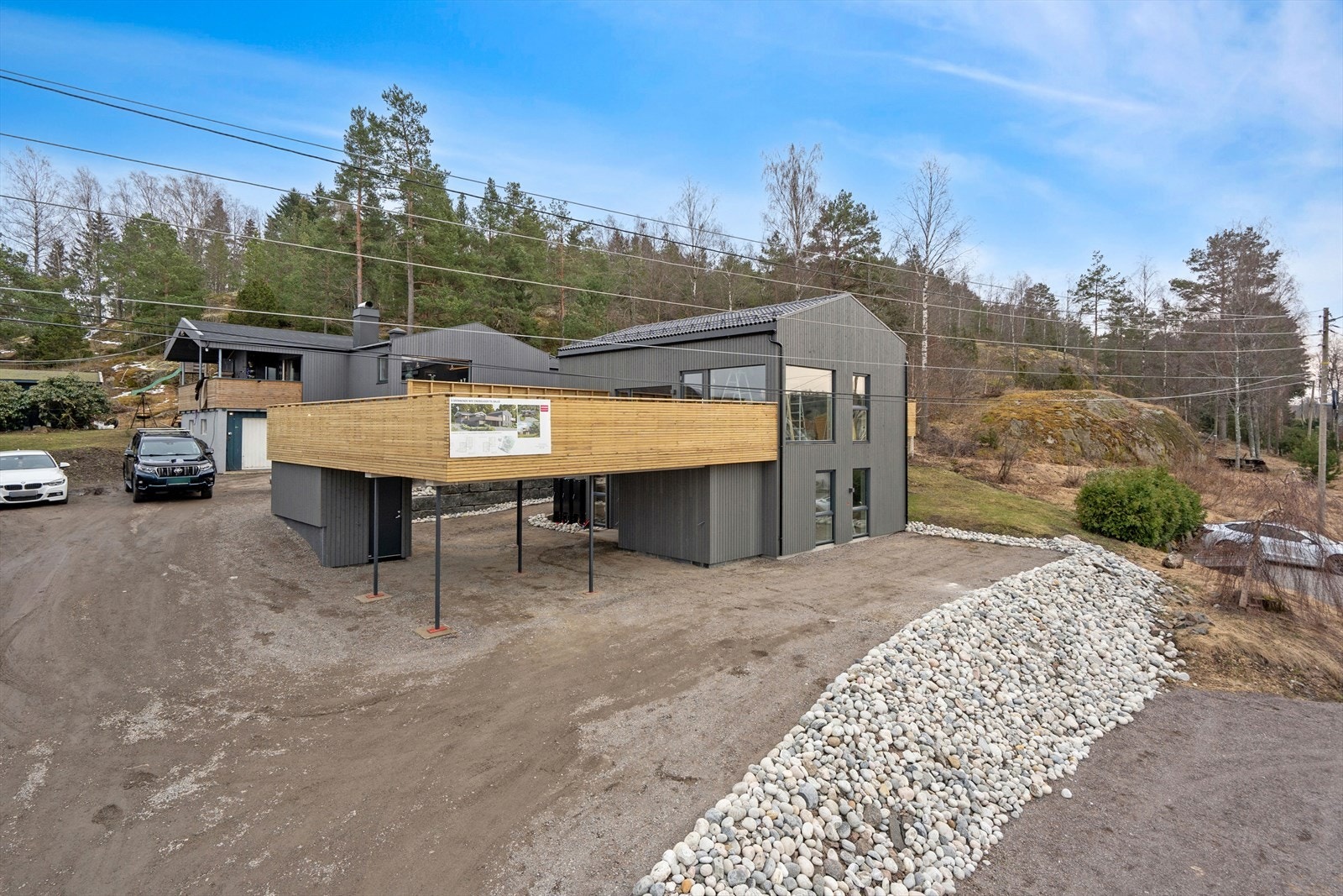 Carport med plass til 1 bil og felles biloppstillingsplass på tomten. Felles innkjøring og gårdsplass. Galleribilde