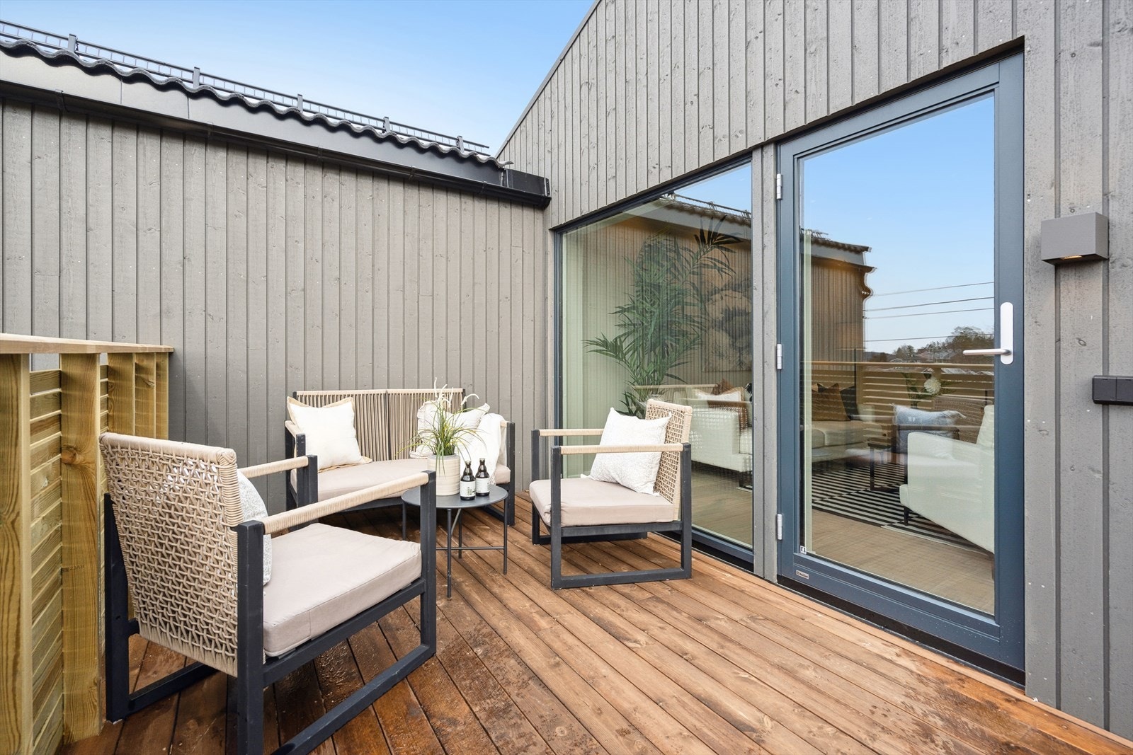 Boligen har 2 flotte balkonger, her med utgang fra kjøkkendelen av hovedetasjen Galleribilde