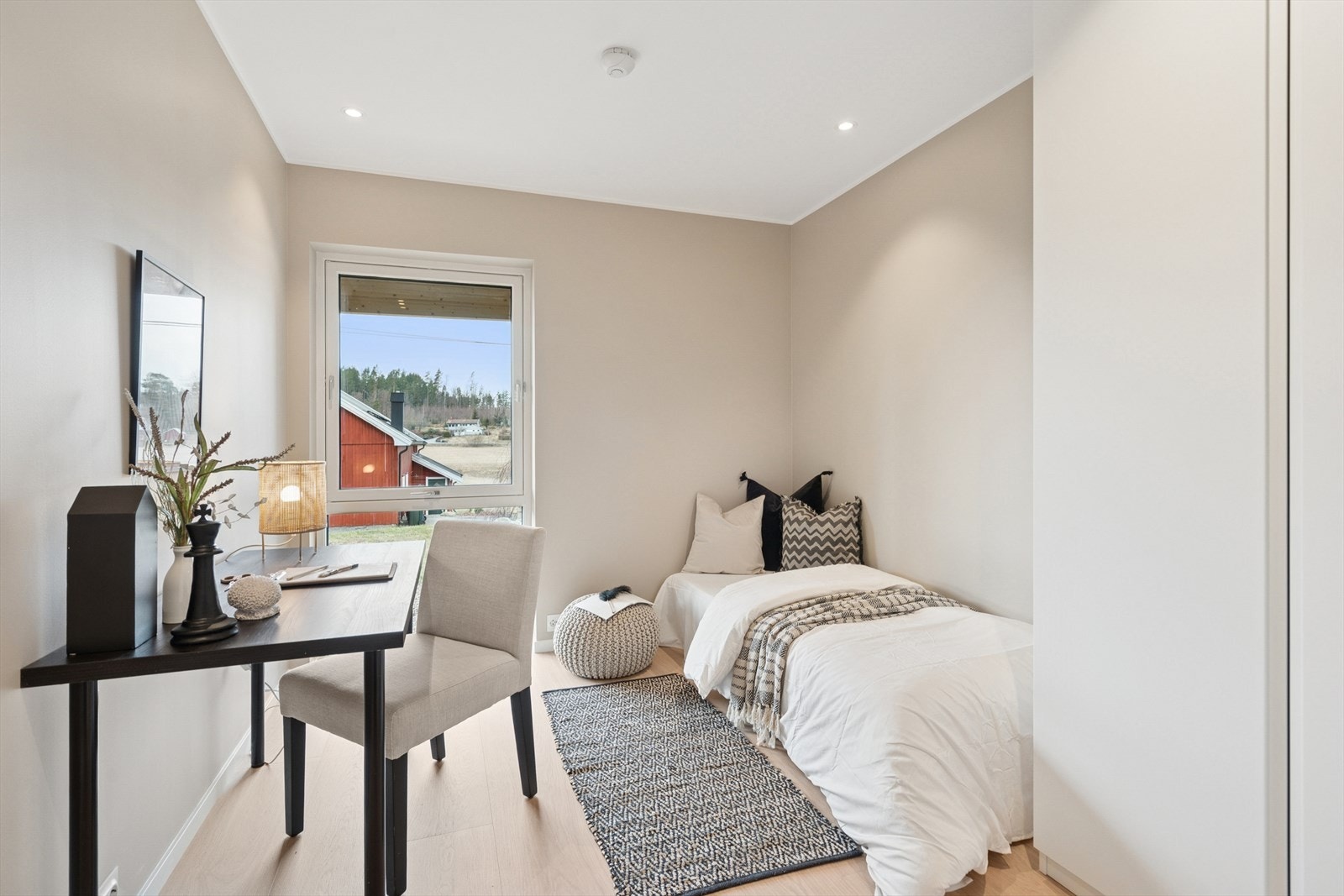 Soverom 2 og 3 er utstyrt med 1 meter brede garderobeskap Galleribilde