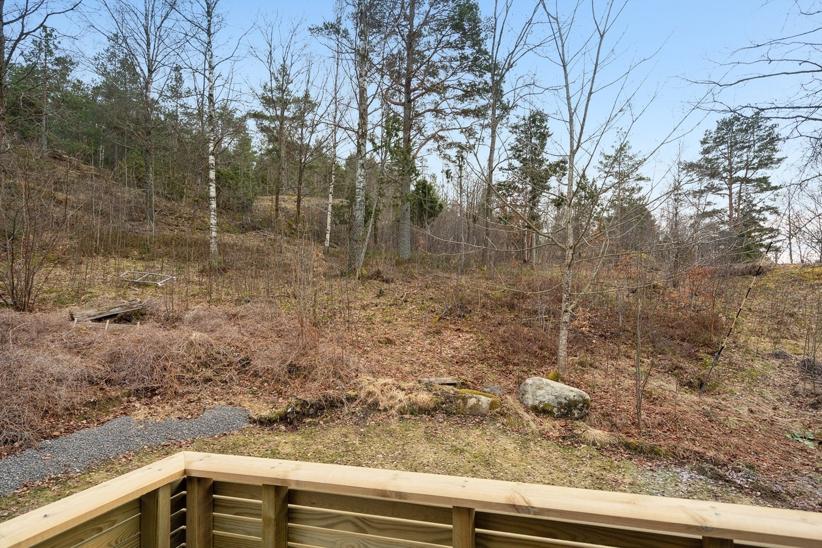 Balkongen på utsiden av kjøkken vender mør syd og har utsikt til friareal. Galleribilde