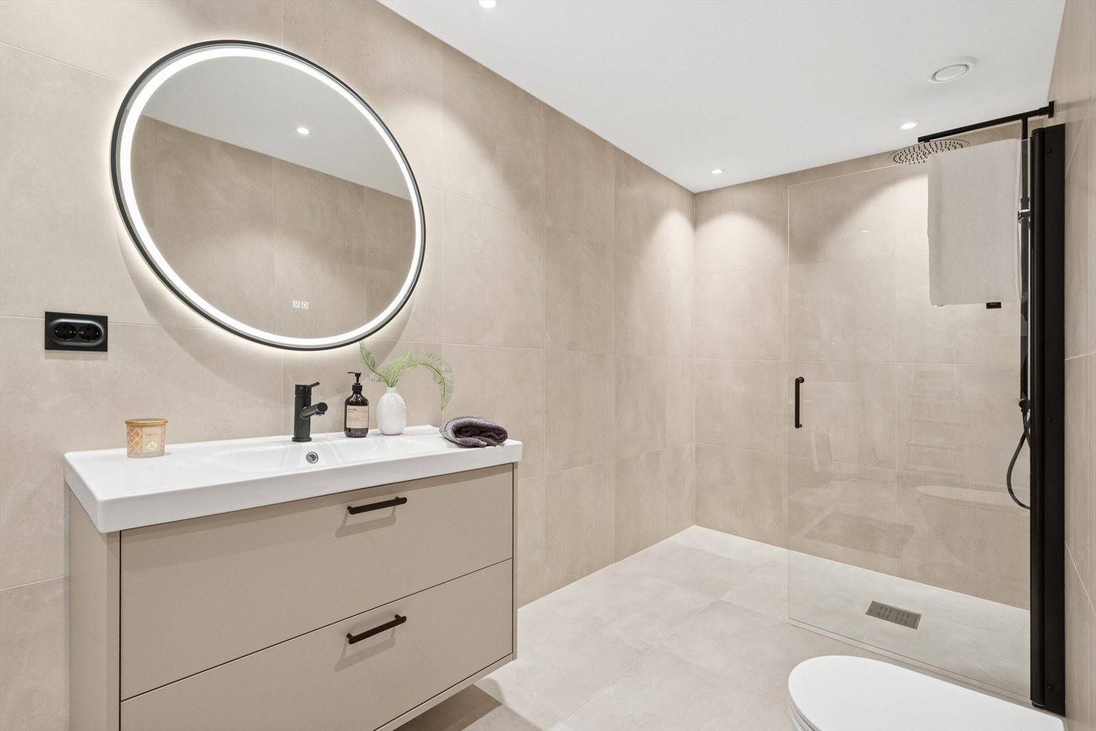 Den heldekkende servantplaten gir et rent og moderne utseende, og det runde speilet med integrert belysning gir perfekt lys for daglig pleie og gir rommet en elegant touch - stor dusjnisje Galleribilde