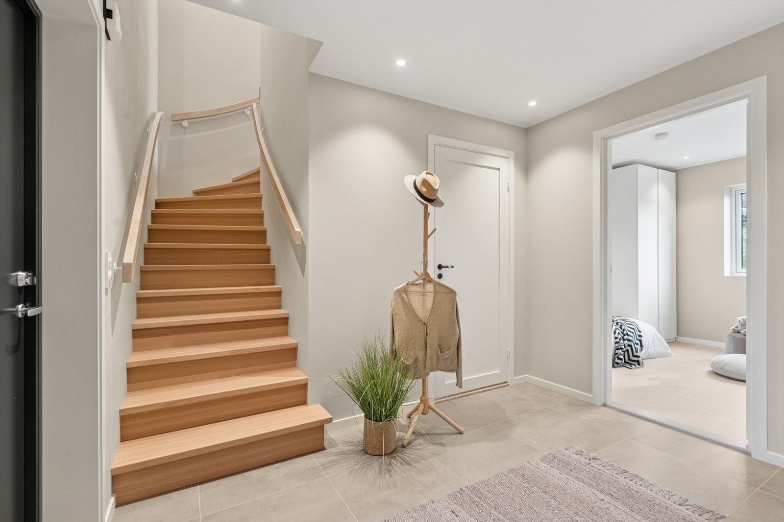 Midtpunktet i entréen er den flotte innvendige trappen, laget av beiset ask heltre. Galleribilde