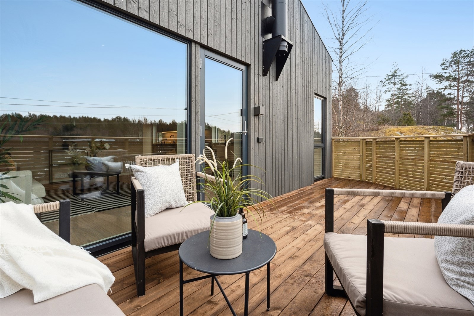 Balkong 1 i Royalimpregnert utførelse. Rekkverk i spiler og søyler med impregnert utførelse. Galleribilde