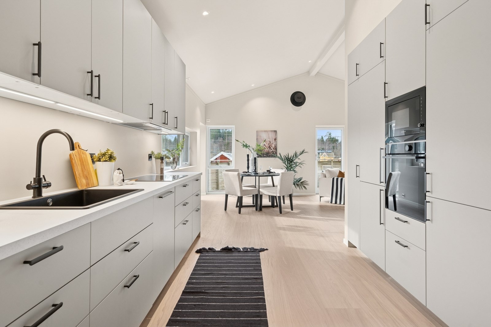 Hvitevarer på kjøkken er levert av AEG og Samsung. Det kan bl.a nevnes AEG induksjons koketopp på 80 cm, som gir presis varme og rask matlaging. Galleribilde