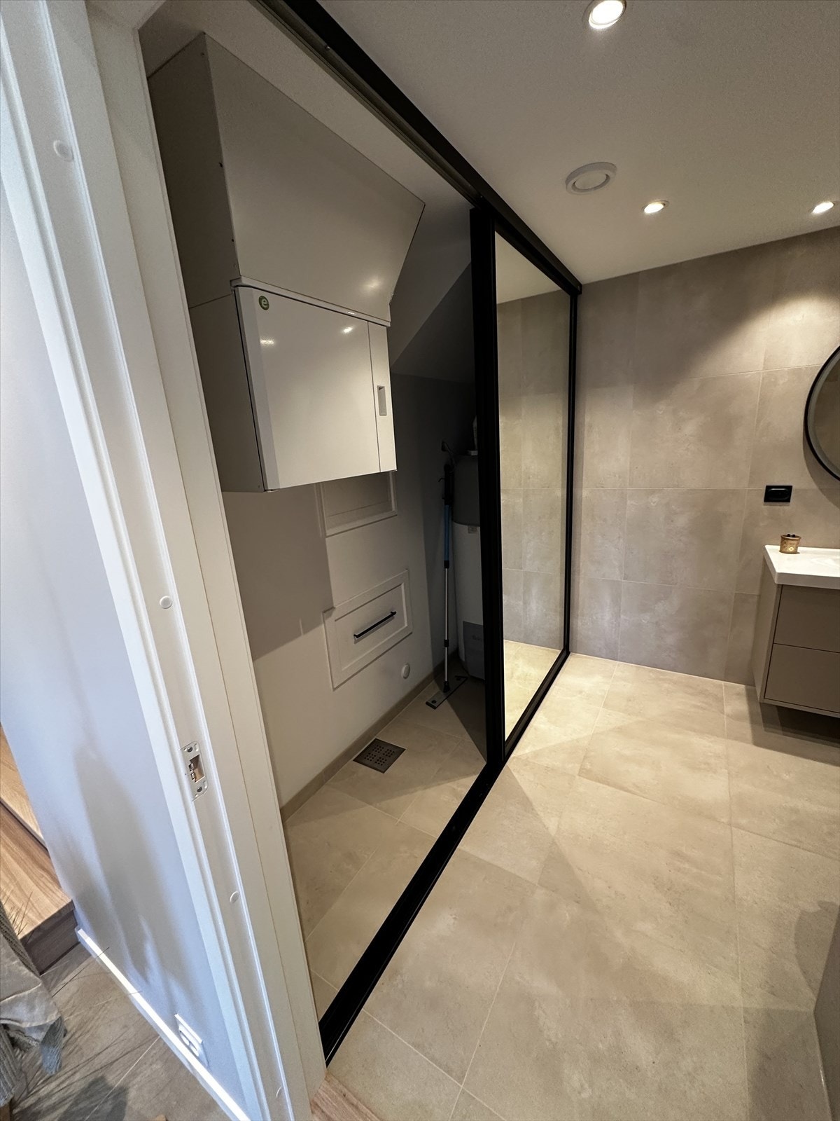 Plass for vaskemaskin/tørketrommel samt teknisk rom for ventilasjon Galleribilde