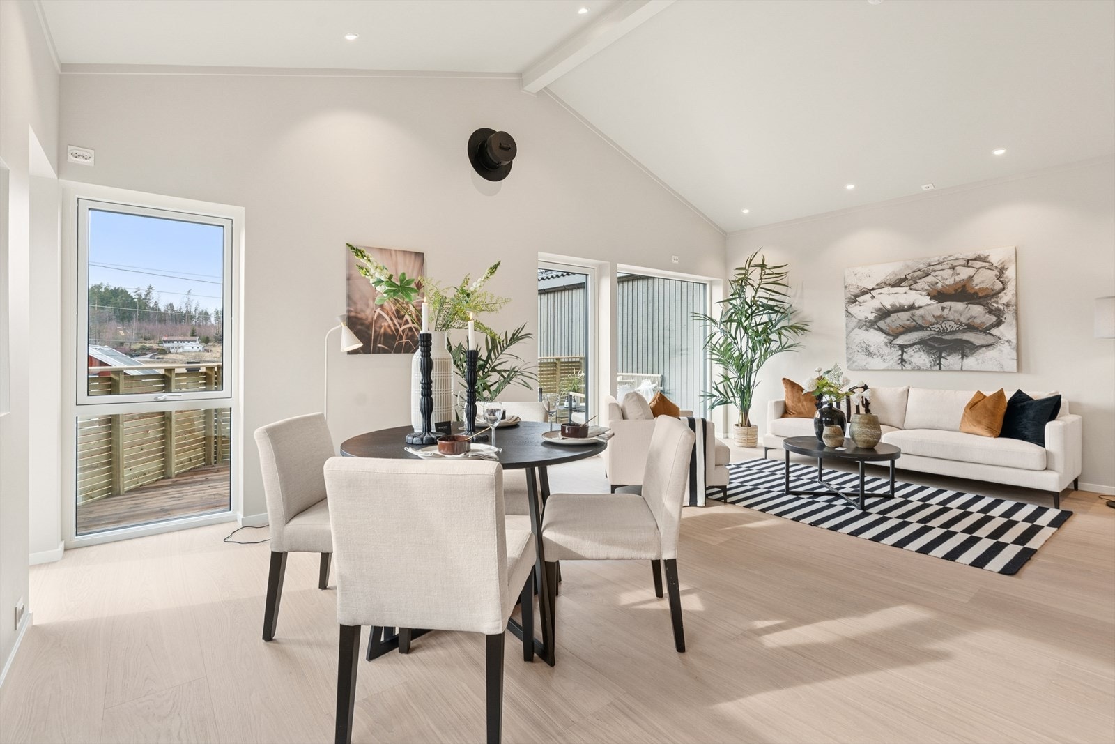 Denne ekstra takhøyden skaper en fantastisk romfølelse, og de store vindusflatene slipper inn rikelig med naturlig lys. Galleribilde