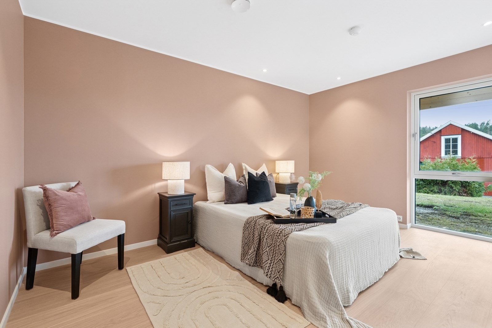 Boligen har tre romslige soverom som gir god plass til hele familien. Galleribilde