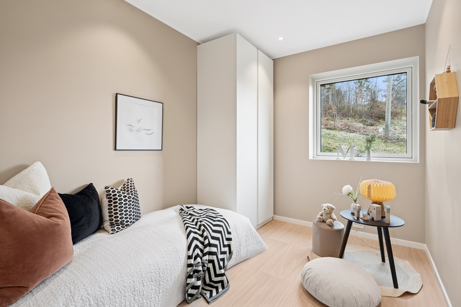 Soverom 2 og 3 er utstyrt med 1 meter brede garderobeskap Galleribilde