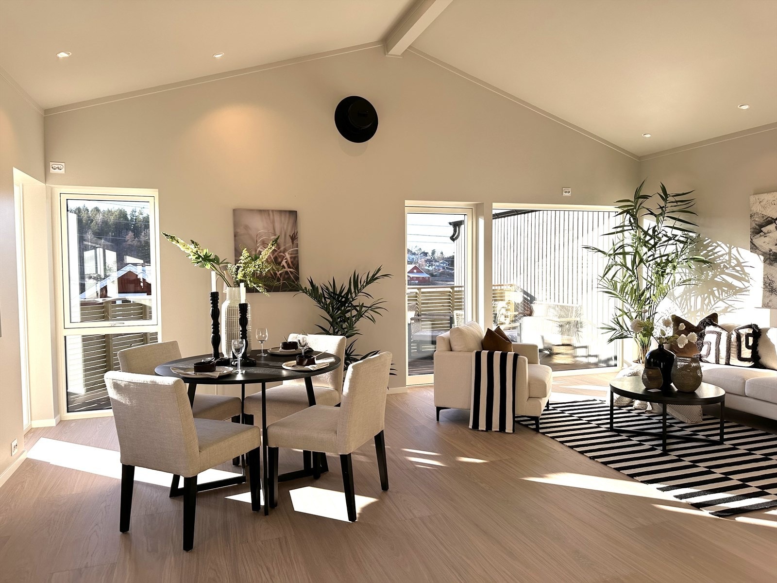 Velkommen til Føykåsveien 12C - En splitter ny bolig . Stue med imponerende høye innvendige himlingene som gir hjemmet et unikt særpreg Galleribilde