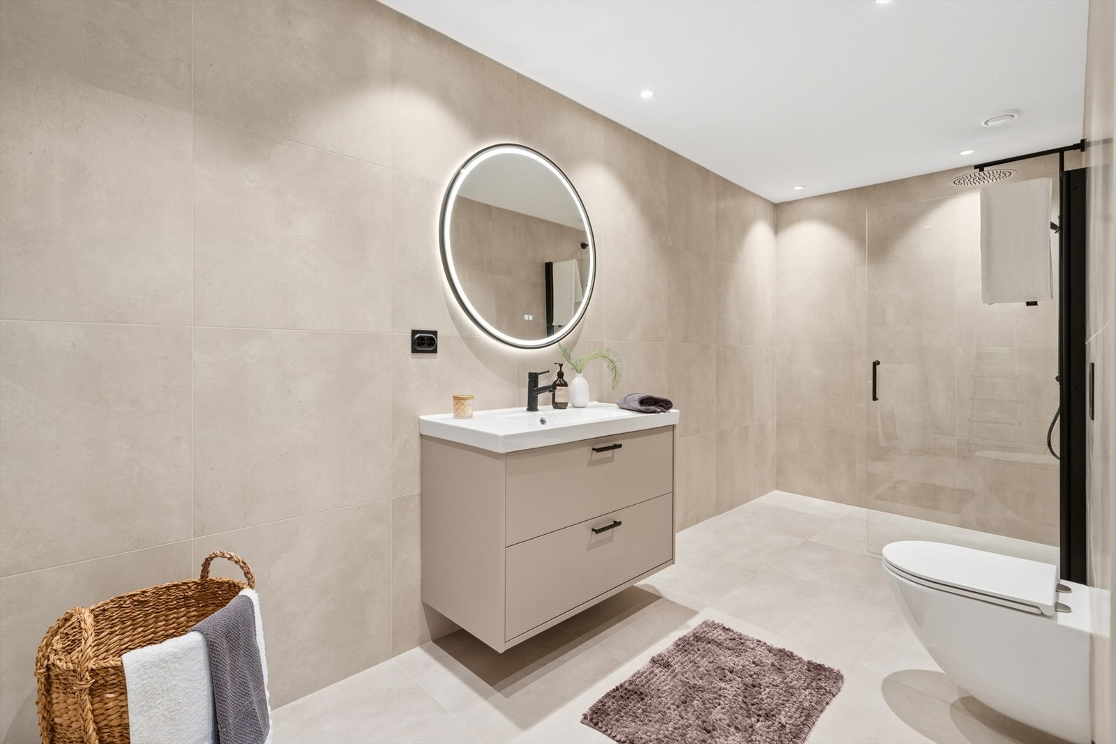 Inne på badet, blir du møtt av et gulv med flotte fliser og varmekabler som gir en behagelig varme Galleribilde