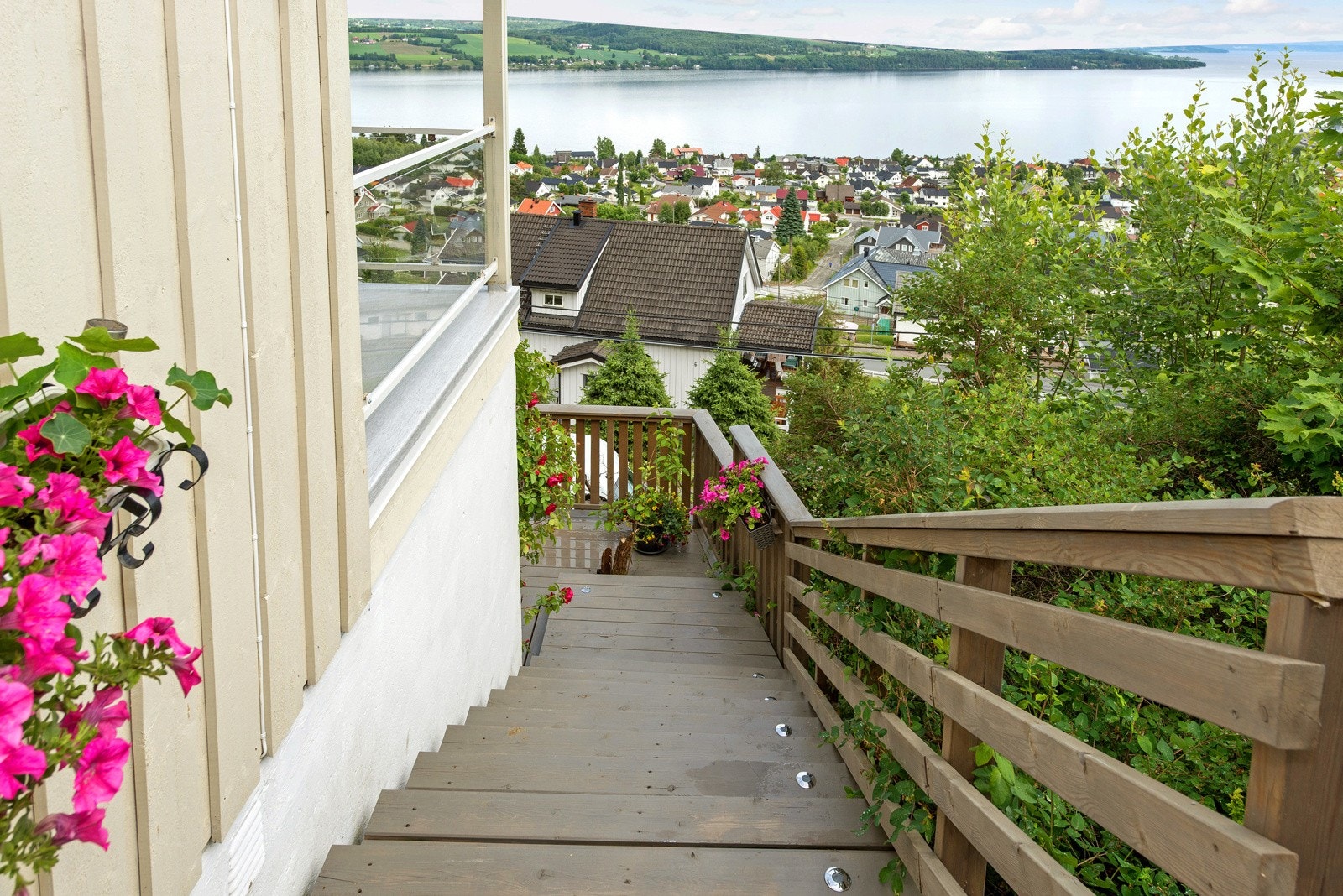 Her bor du komfortabelt med god plass, lune soner og naturskjønne omgivelser. Galleribilde