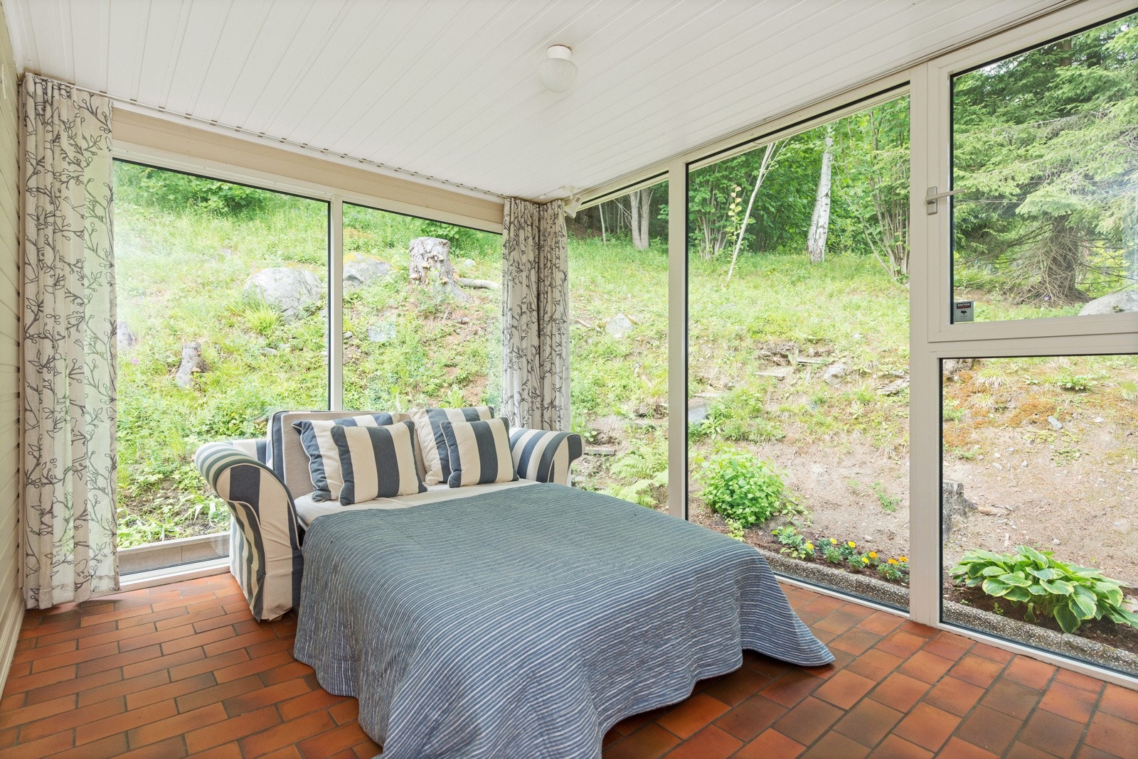 Soverom nr. 2 har glassvegger. Dette var opprinnelig en overbygget terrasse. Se salgsoppgaven for mer info. Galleribilde