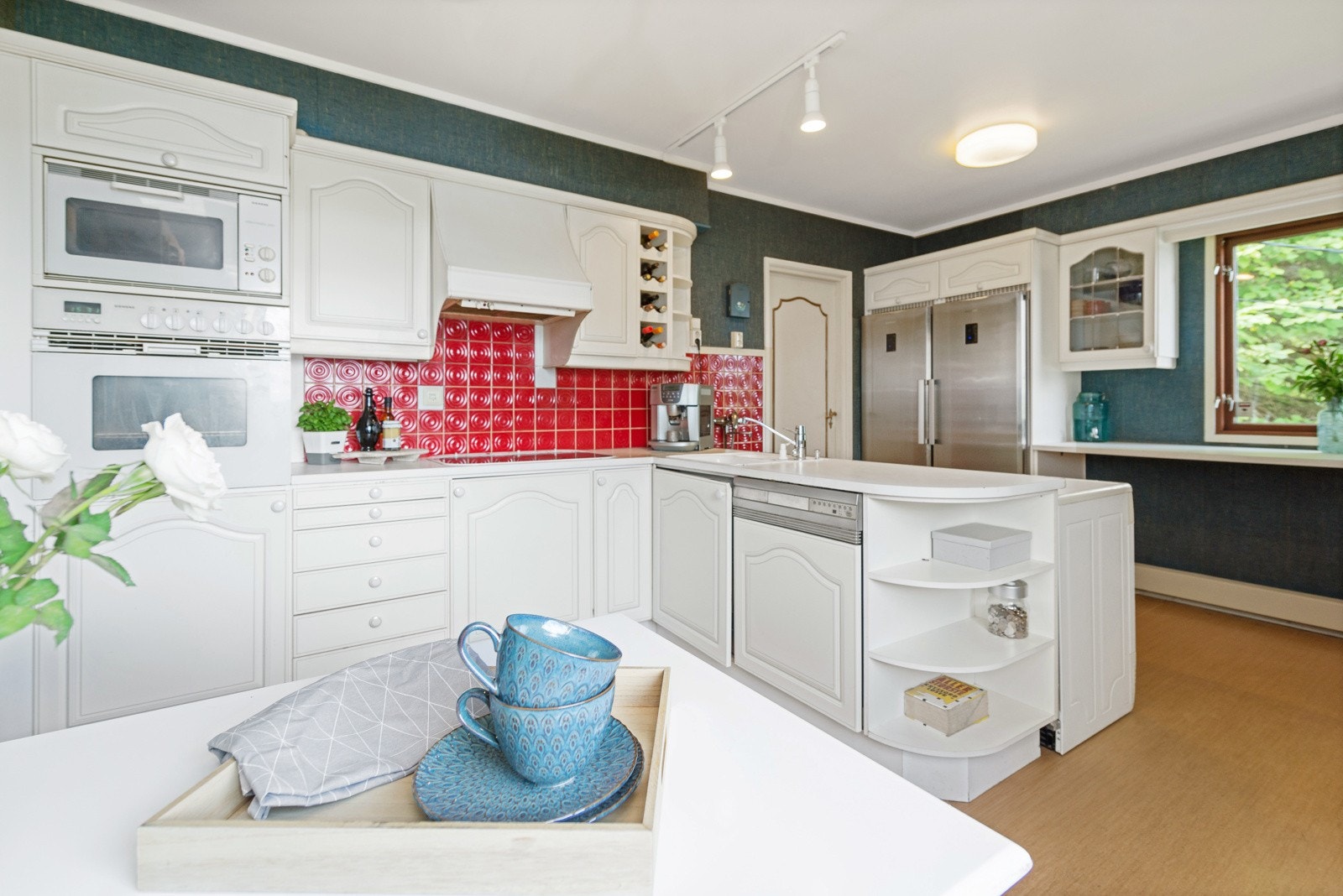 Integrert stekeovn, microbølgeovn og koketopp. Plass til frittstående oppvaskmaskin, kjøleskap og fryseskap. Galleribilde