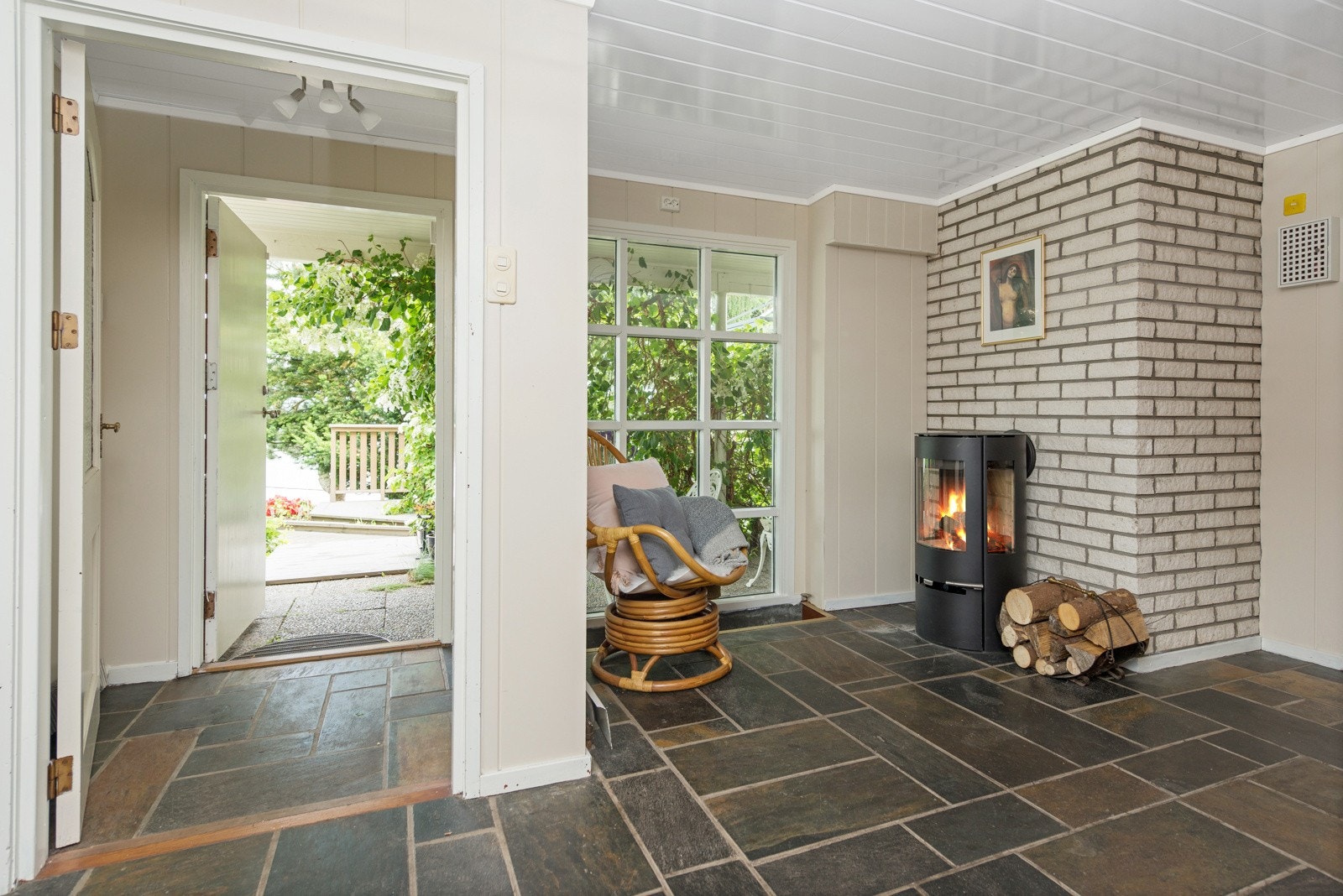 Romslig hall med god plass til oppbevaring av klær og sko. Galleribilde