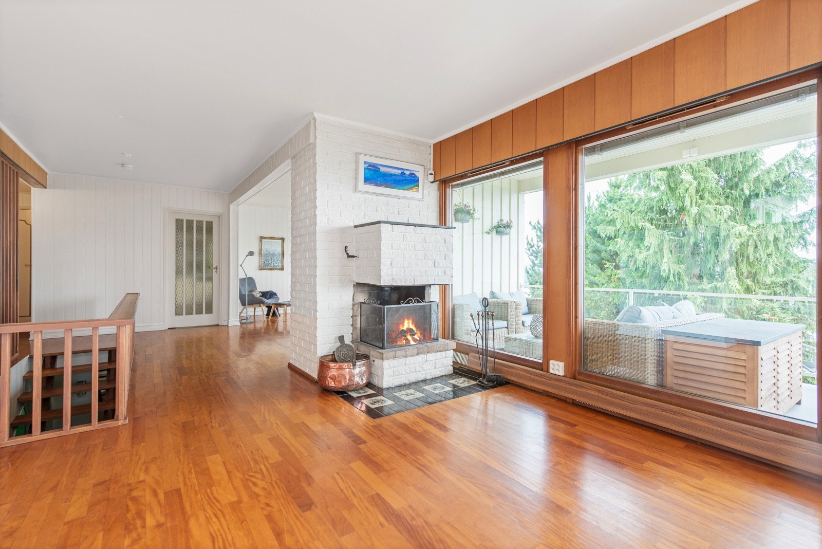 Boligens hovedplan byr på to luftige stuer - perfekt for både hverdagskos og selskapeligheter Galleribilde