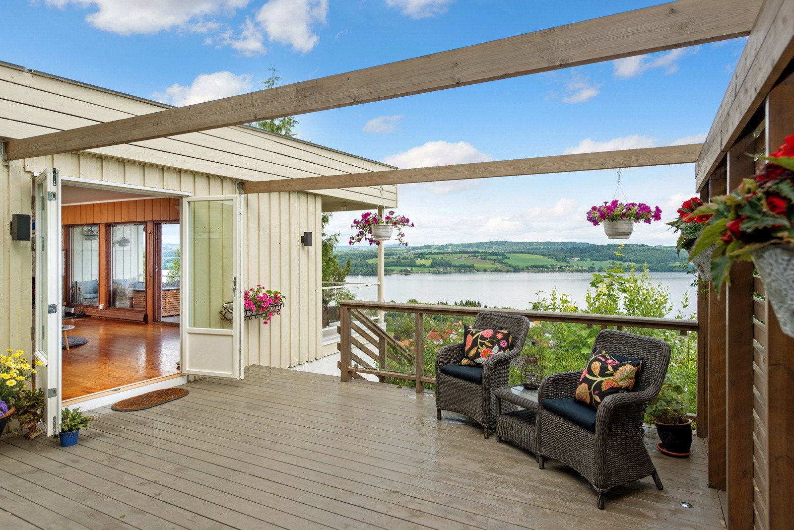 Her kan du nyte lange sommerdager og den spektakulære utsikten over byen og Mjøsa. Galleribilde