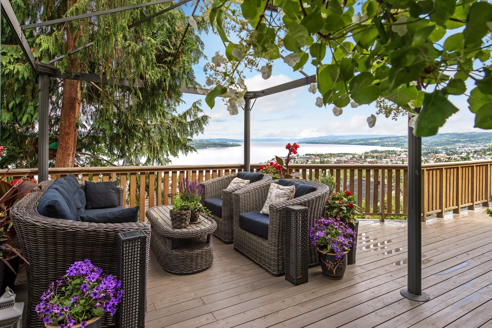 Med sin sjeldne kombinasjon av størrelse, funksjonalitet, basseng og fantastisk uteområde, er dette boligen for deg som ønsker noe mer. Galleribilde