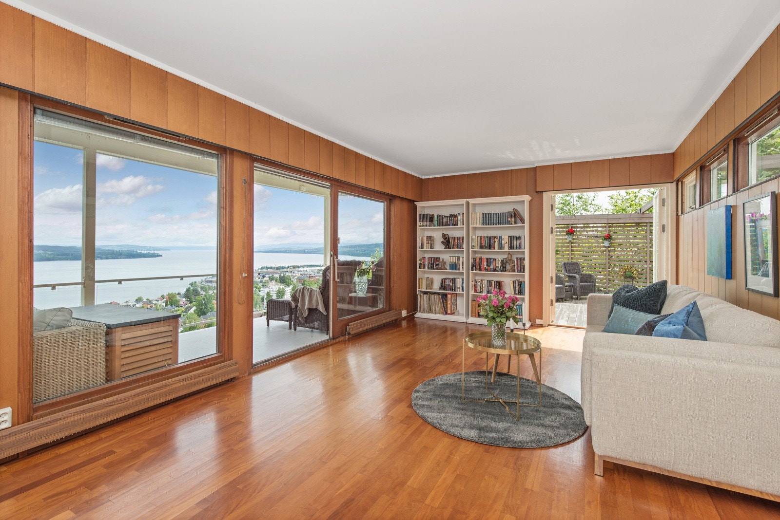 De store vindusflatene slipper inn rikelig med naturlig lys. Galleribilde