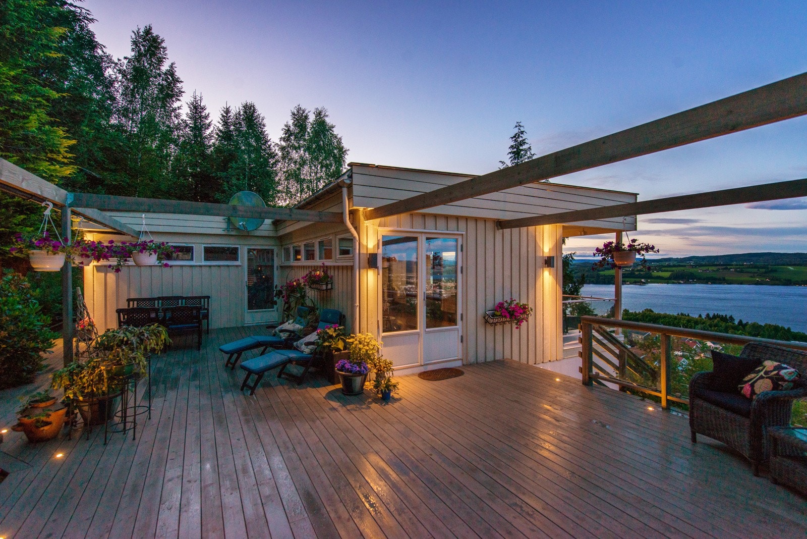 Her får du et hjem med stor boltreplass for hele familien og flotte uteområder med sol fra morgen til kveld! Galleribilde