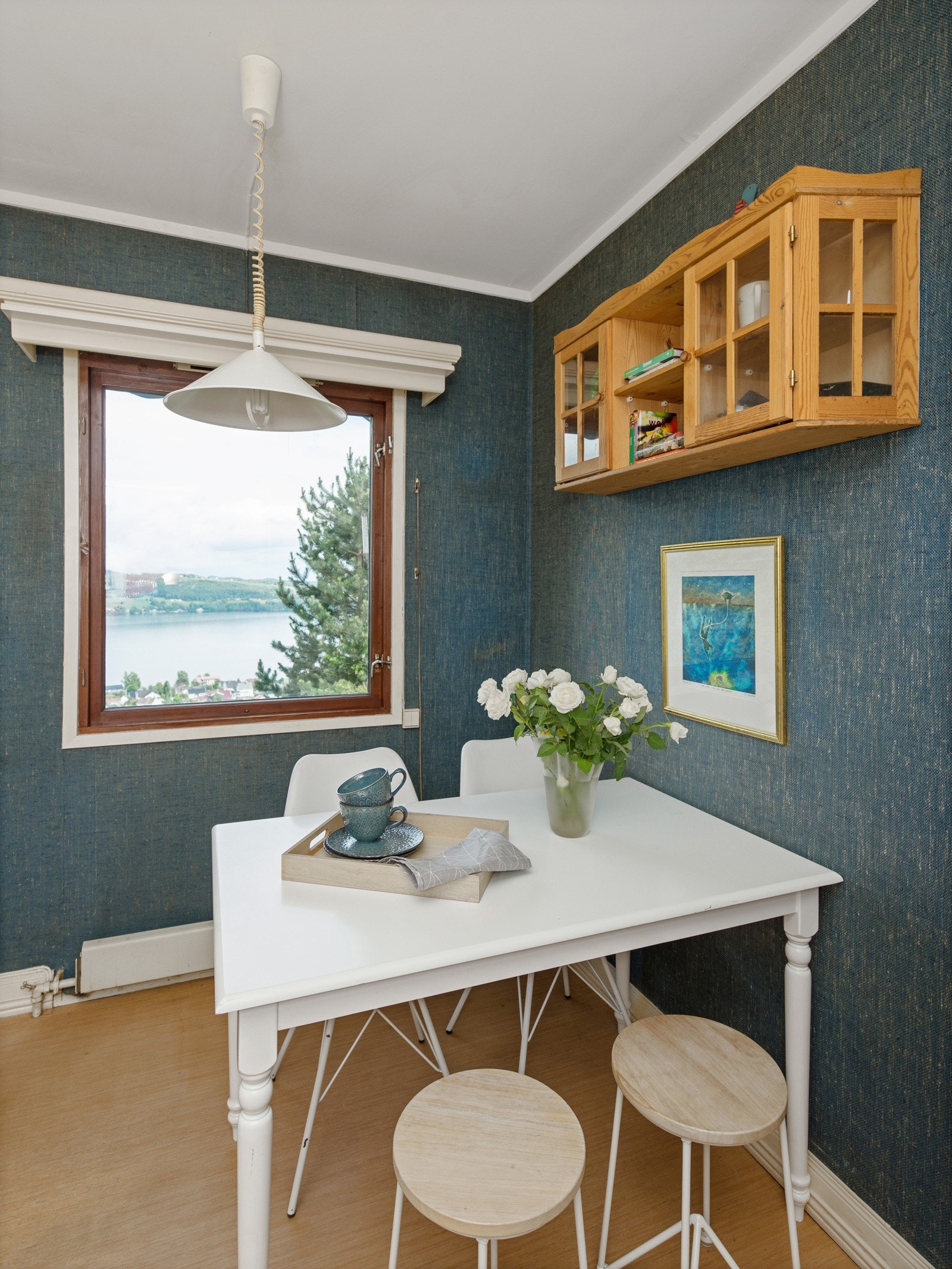 Plass til spisebord med stoler på kjøkkenet. Galleribilde