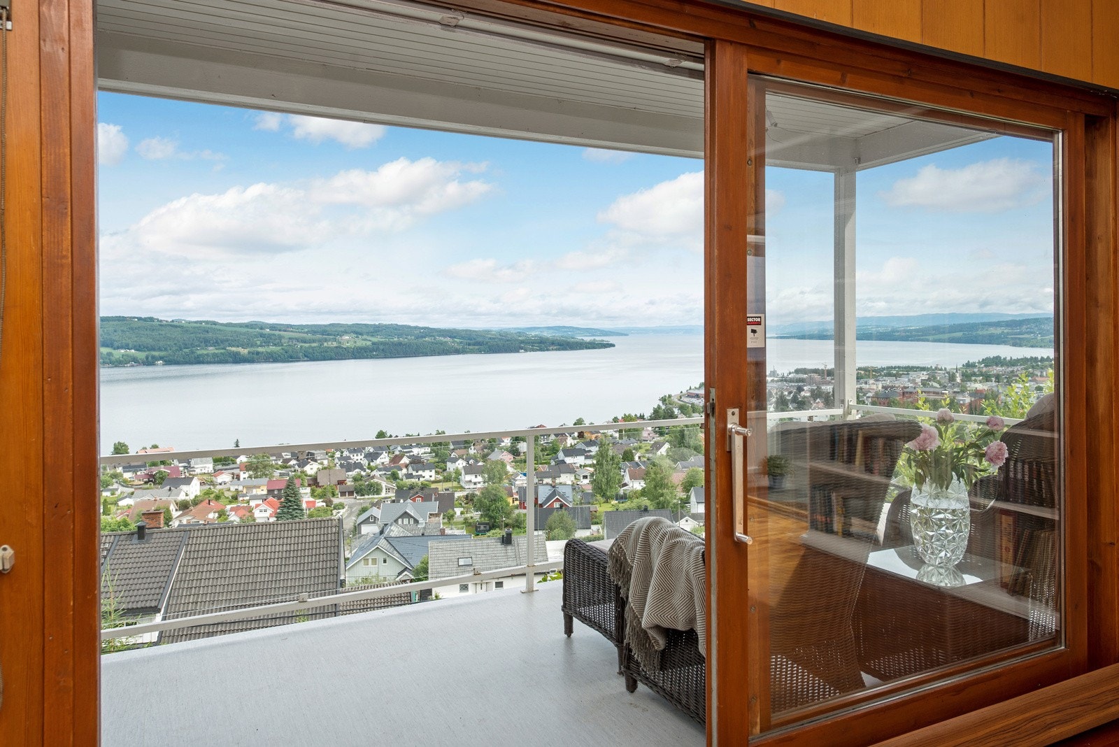 Fra stuen er det utgang til overbygget veranda mot øst. Galleribilde