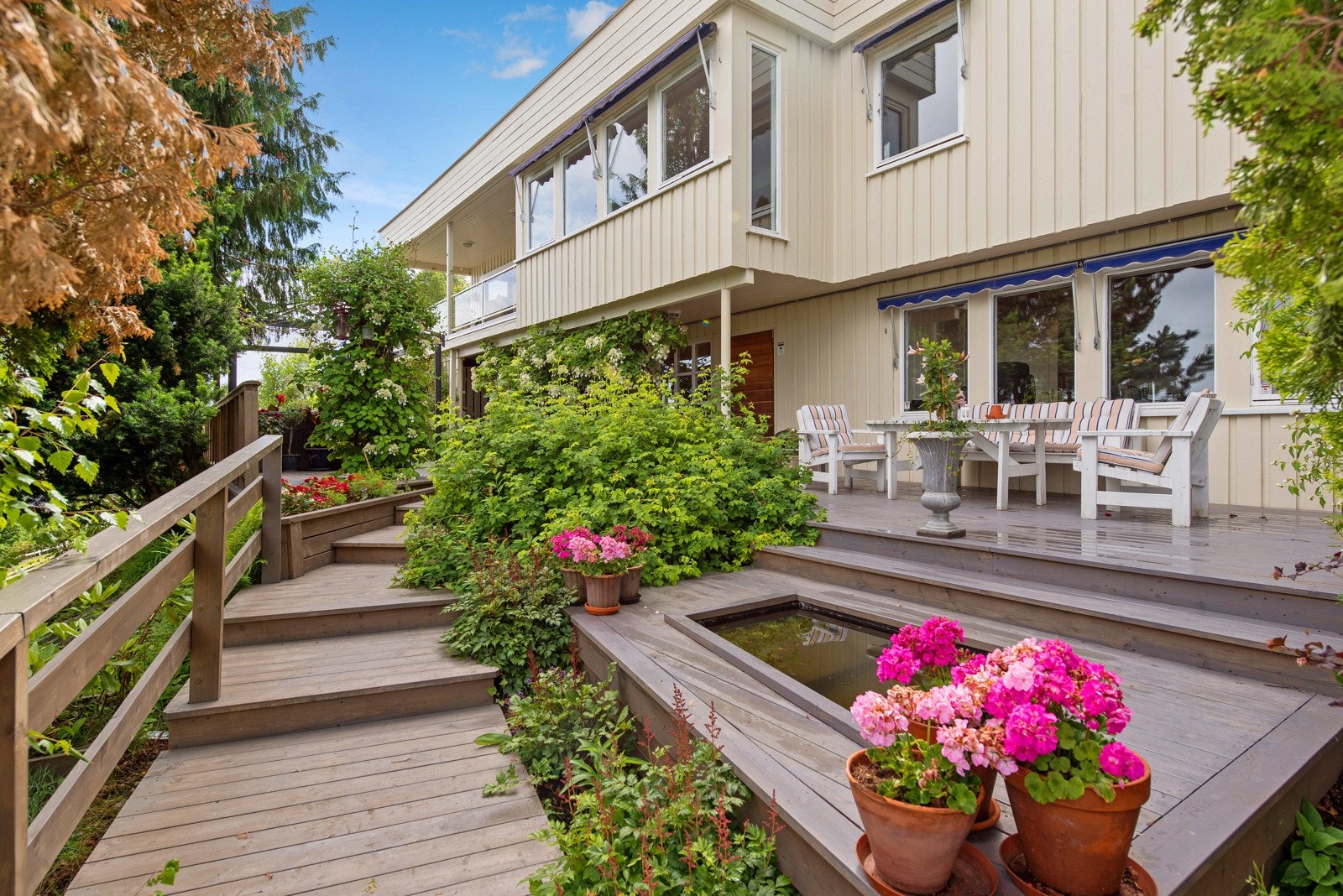 Utendørs finner du terrasse og veranda vendt mot både vest, sør og øst. Galleribilde