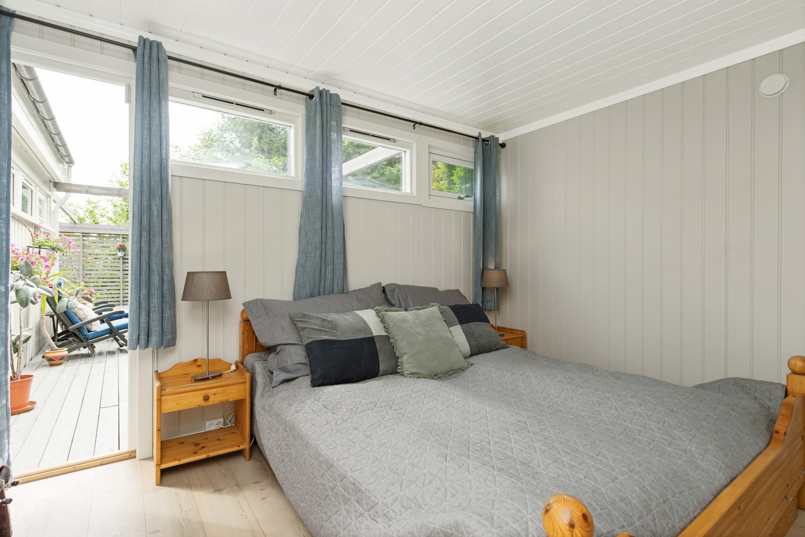 Videre har etasjen to soverom. I tillegg finnes ett soverom i underetasjen. Galleribilde