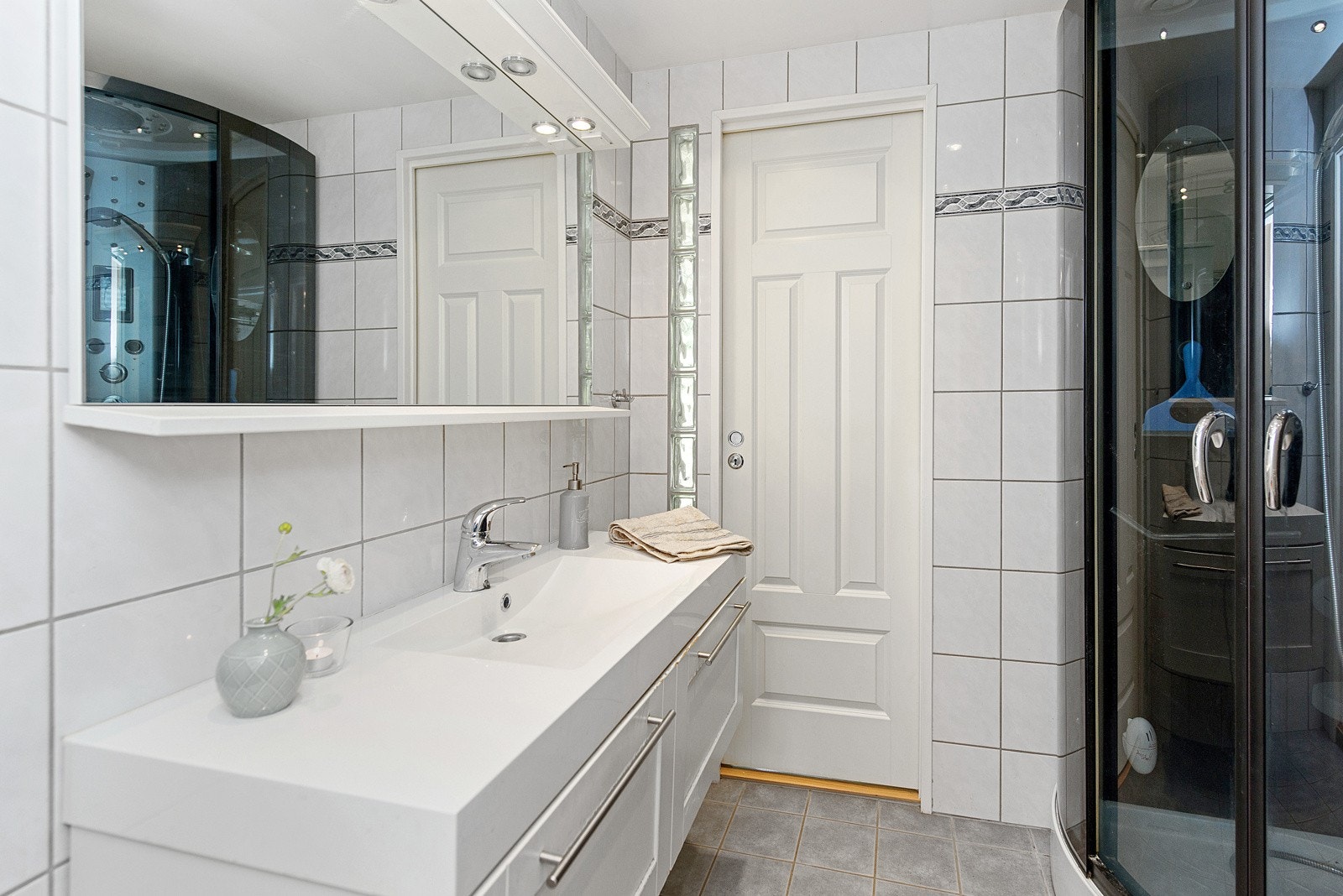 Rommet er innredet med baderomsinnredning, multifunksjons dusjkabinett og håndkletørker. Boligen har i tillegg 2 separate toalettrom. Galleribilde