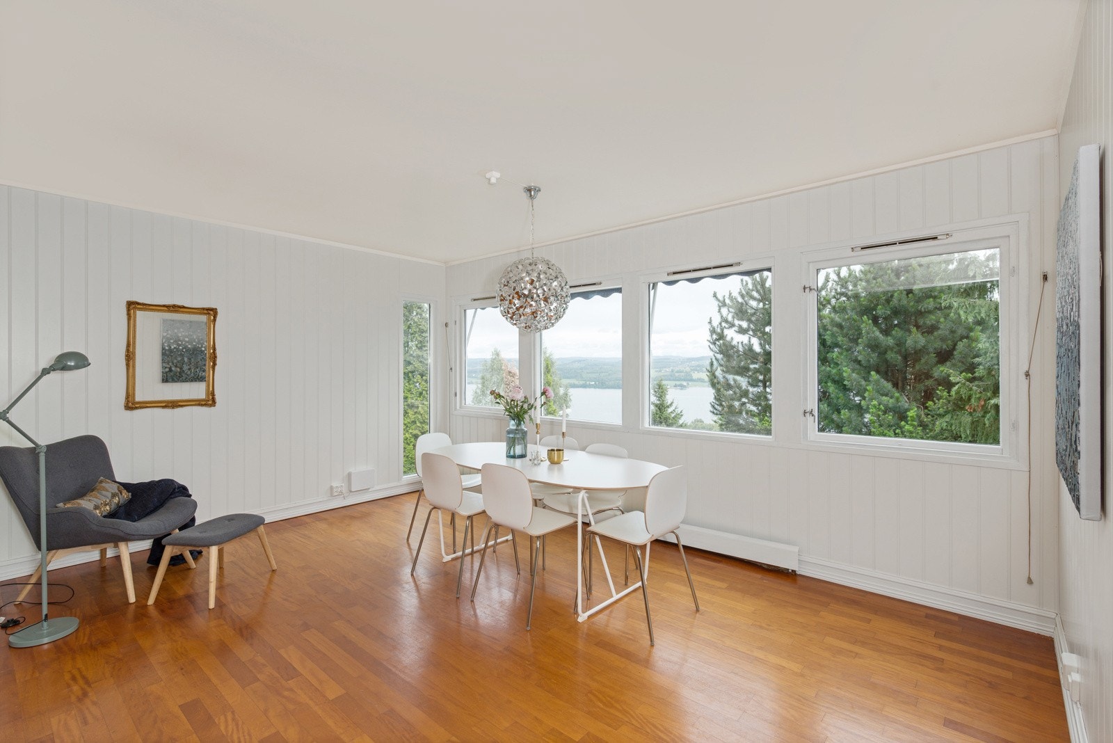 Det finnes rikelig med plass til å samle familie og venner rundt bordet. Galleribilde