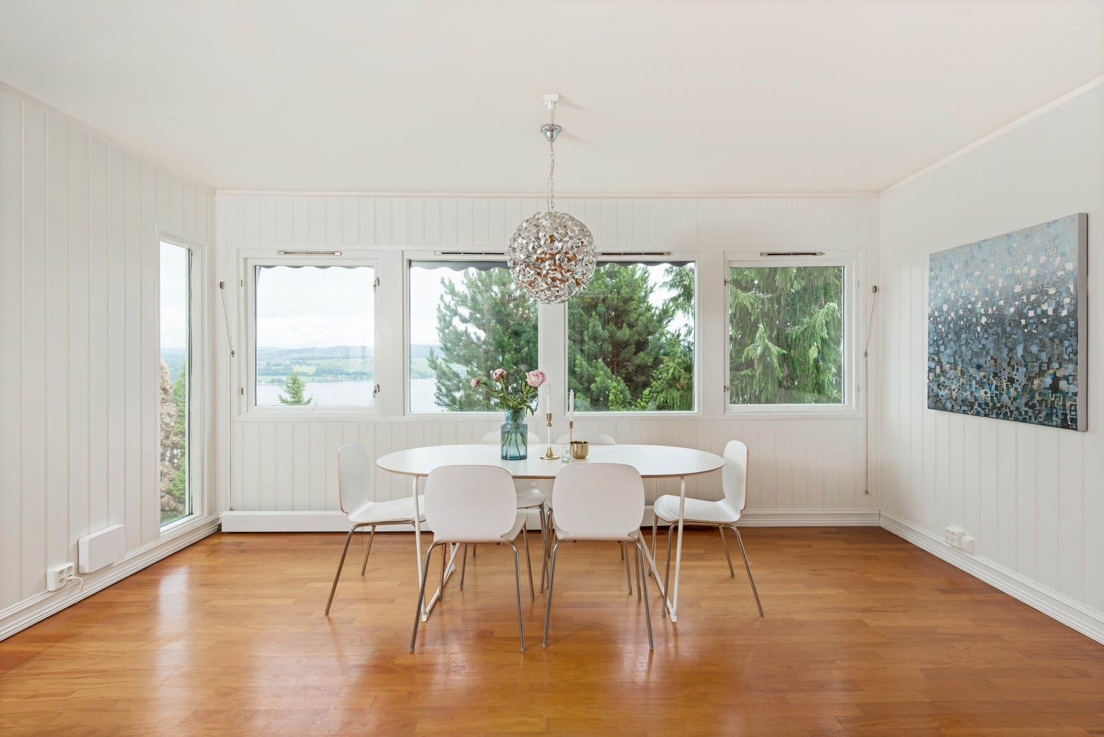 En egen spisestue knytter seg sømløst til kjøkkenet. Galleribilde