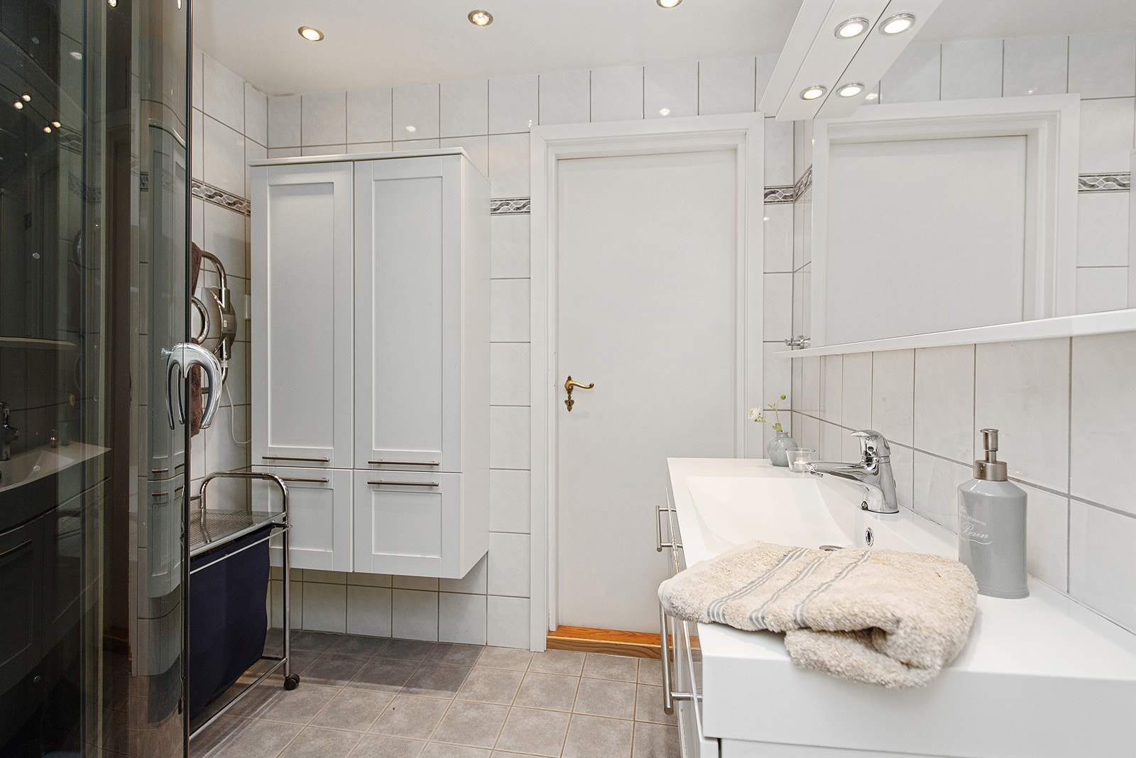 Badet ble oppgradert i 2007 og har fliser på gulv og vegger. Oppvarming via gulvvarme. Galleribilde