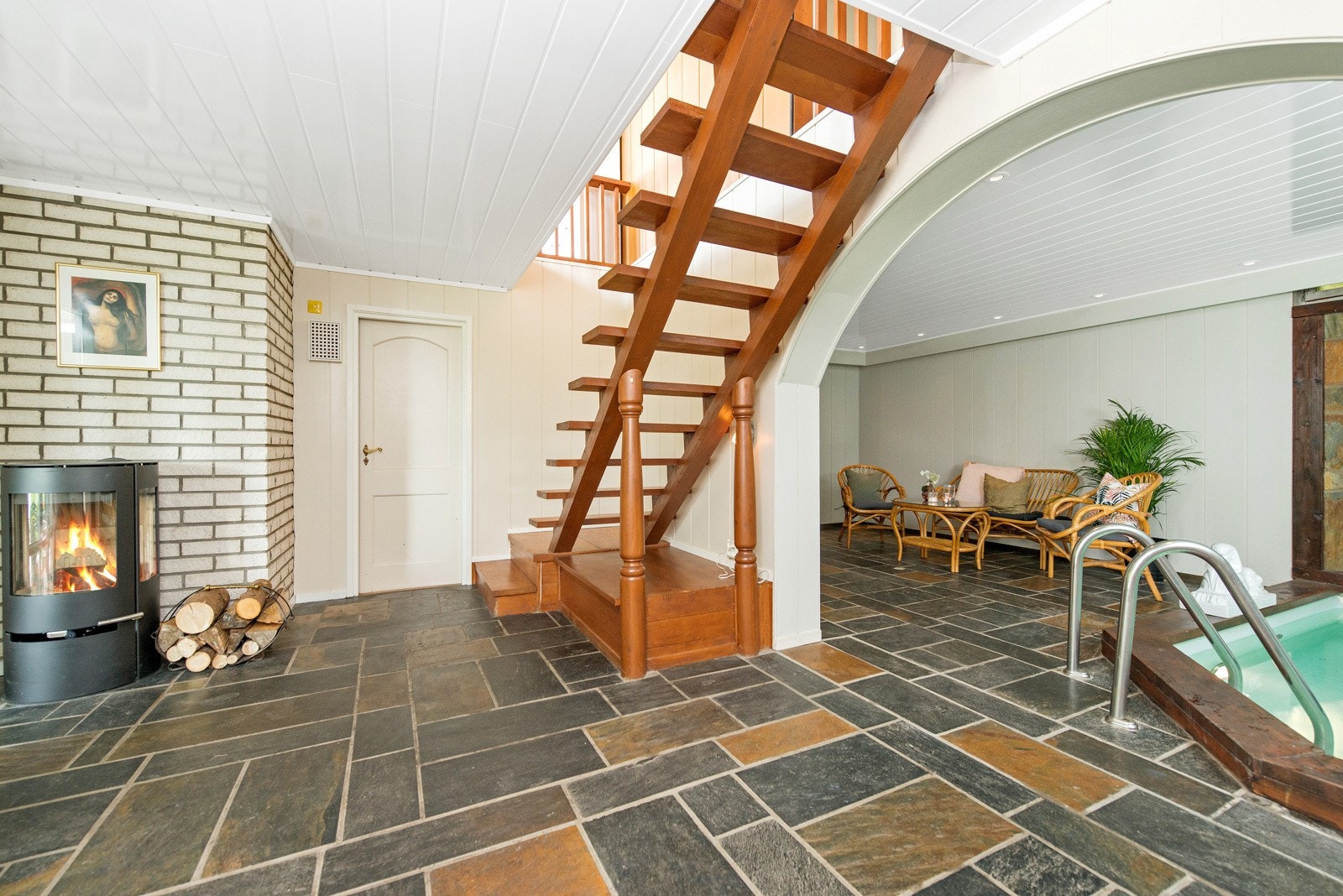 Trappen mellom etasjene er utført i solid treverk og binder hjemmet sammen på elegant vis. Galleribilde