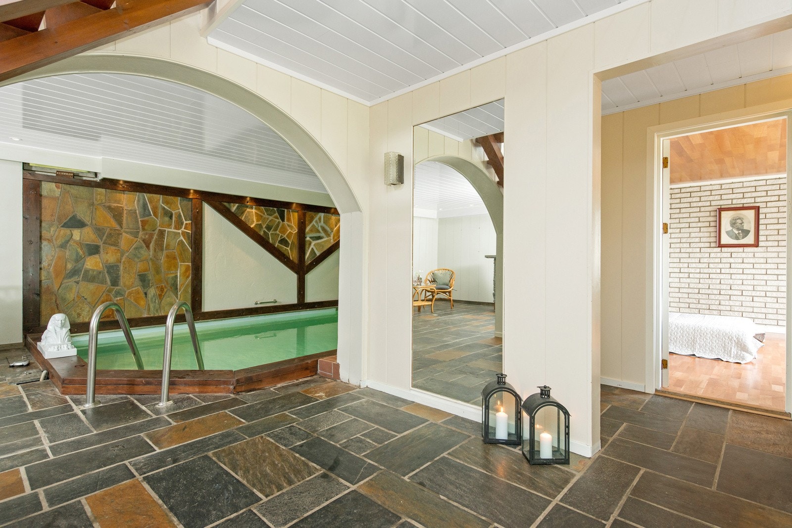 Boligen har privat bassengrom for avslappende stunder. Galleribilde