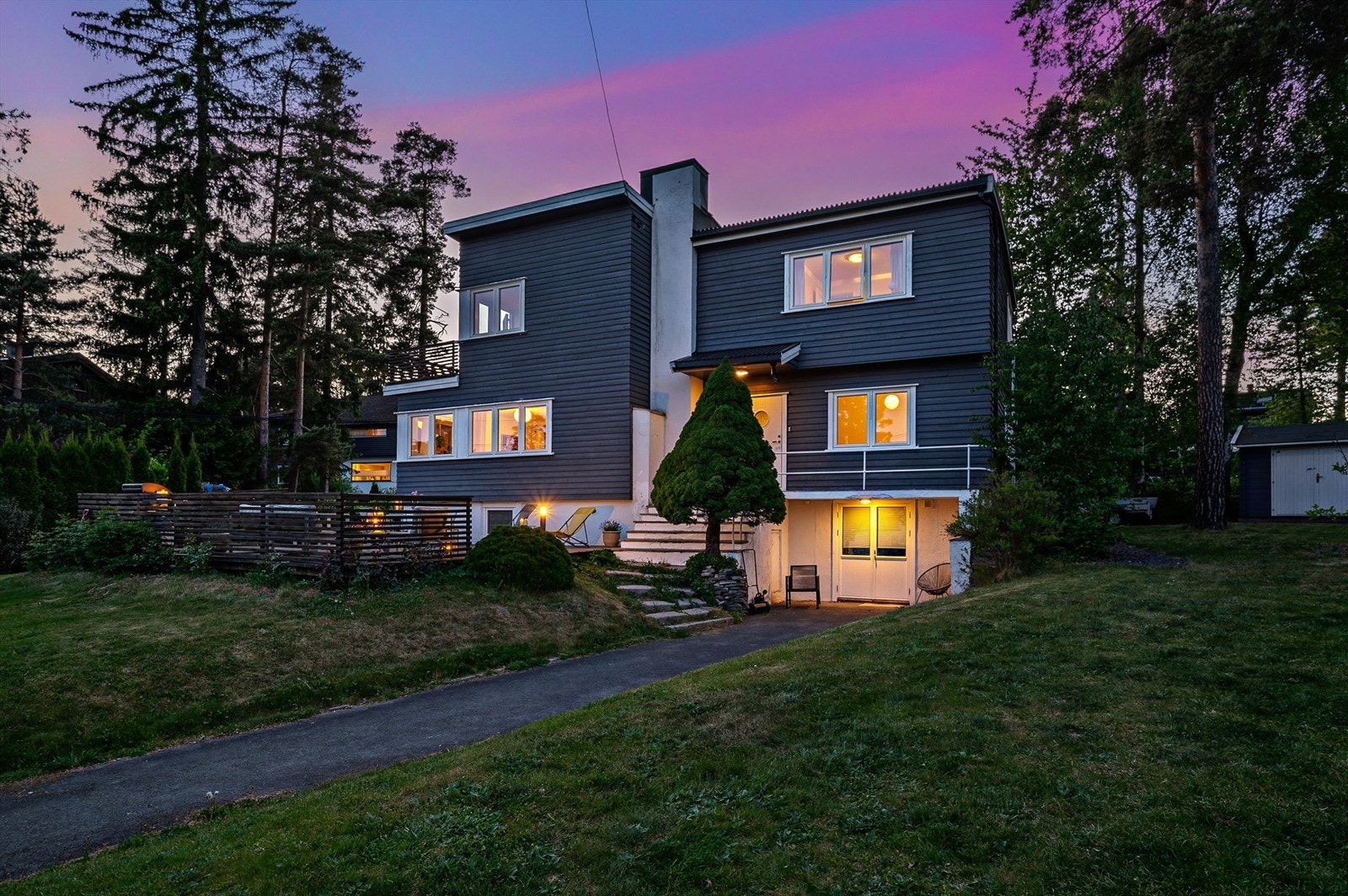 De siste 12 årene har boligen vært gjenstand for store oppgraderinger, blant annet ny drenering, vinduer, kledning, dører, takplater, etterisolering, elanlegg og avløpsrør med mer. Galleribilde