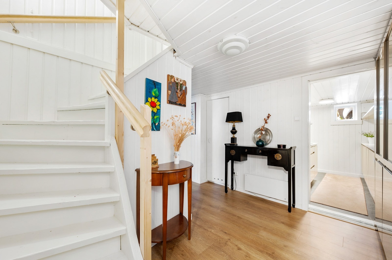 Kjelleretasjen er ombygd og oppgradert av dagens eier, med tanke på eventuelt utleie og ekstra fleksibilitet. Galleribilde