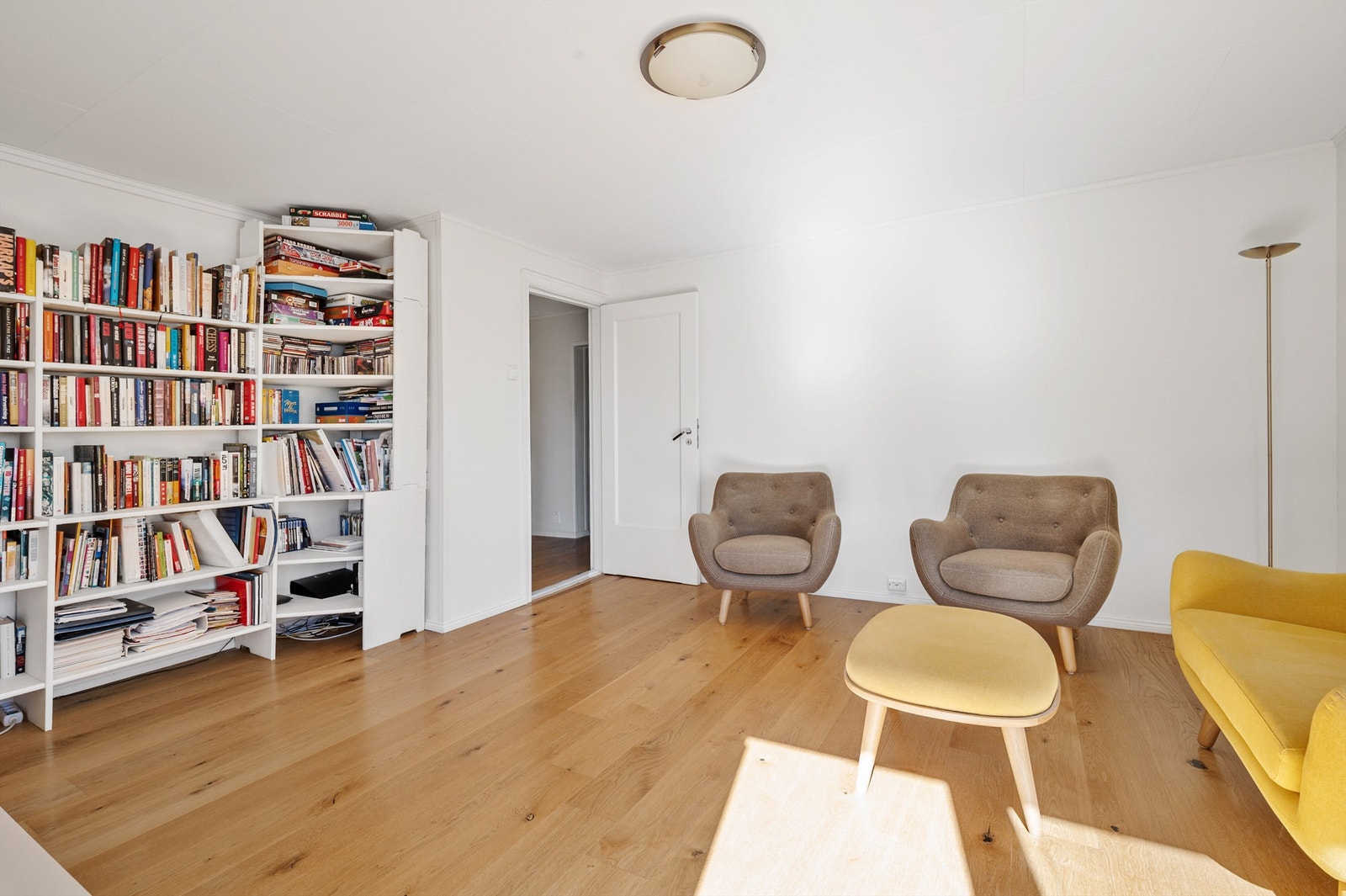 Loftstuen har det samme parkettgulvet som hovedstuen, veggene er lysmalte og det er god plass til sofa og tv-løsning med mer. Galleribilde