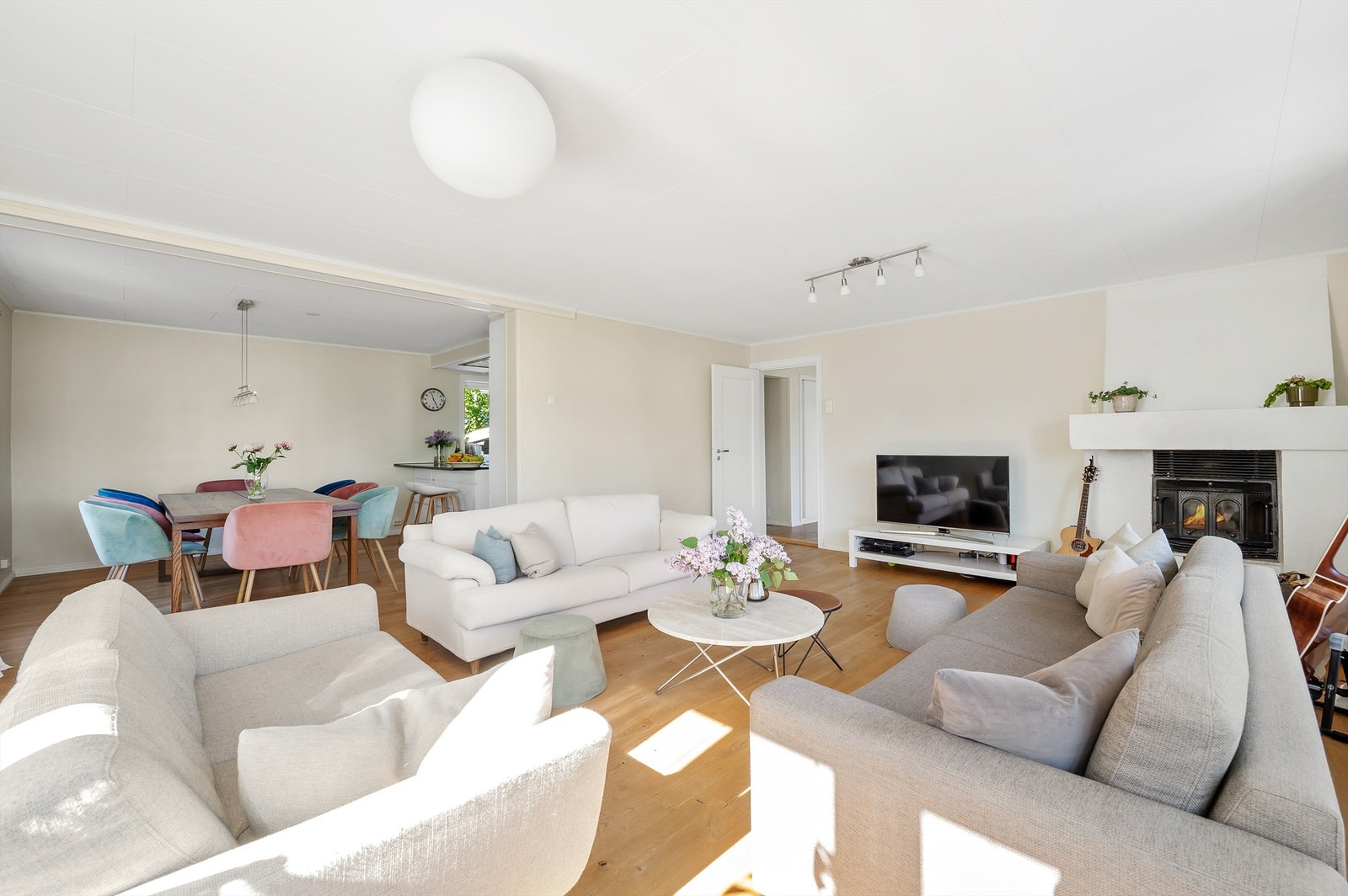 Stuen er lys og luftig med vindusrekker mot syd og vest Galleribilde