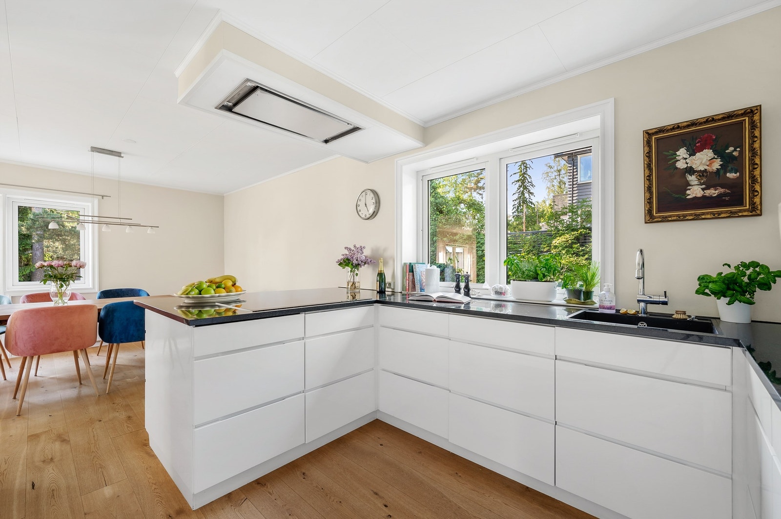 Kjøkkenet er plassert i en romslig U-form med barløsning og ekstra skuffer mot spisestuen. Galleribilde