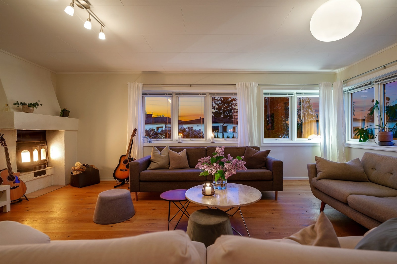 Stuen er lys og luftig med vindusrekker mot syd og vest Galleribilde