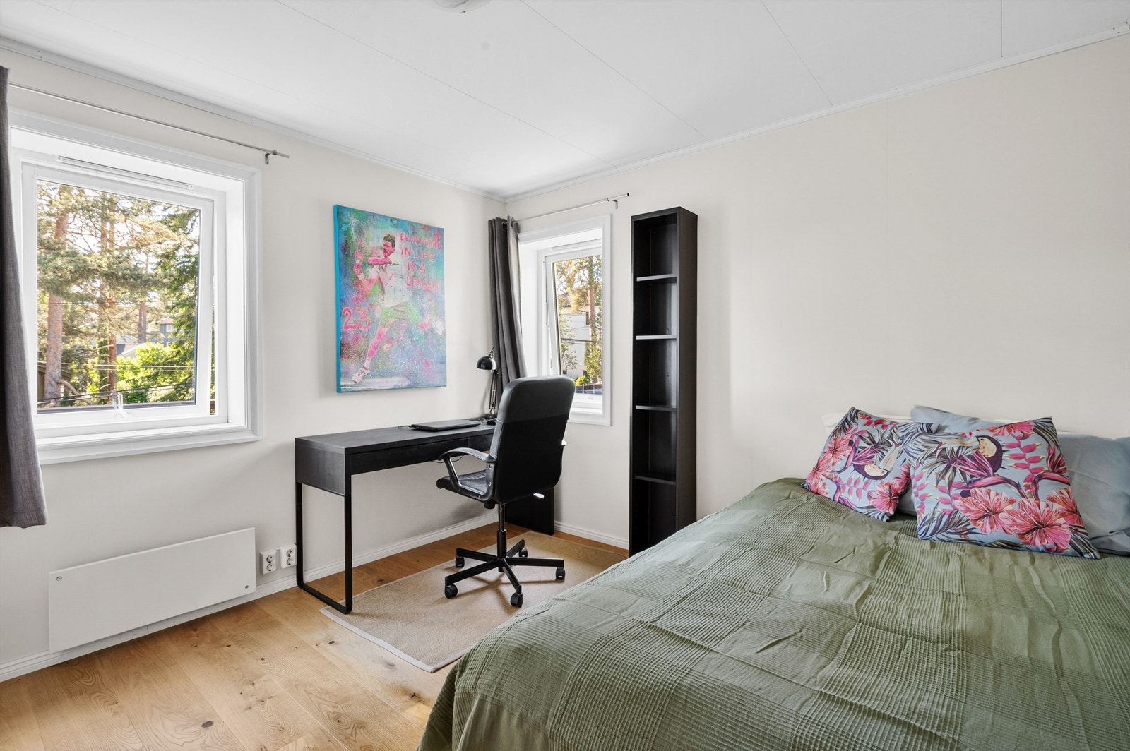 Alle de fem soverommene har enstavs parkettgulv, glatte, malte veggflater, hvitmalte himlinger og gode vindusflater. Galleribilde