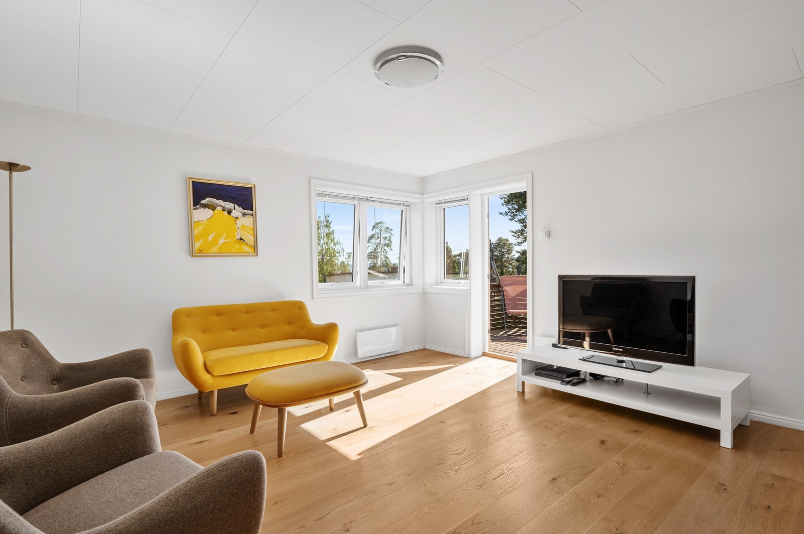 Loftstuen i andre etasje ligger som et sosialt samlingspunkt utenfor soverommene. Stuen har gode vindusflater i hjørnet og utgang til en stor, vestvendt terrasse på ca. 21 kvm. Galleribilde