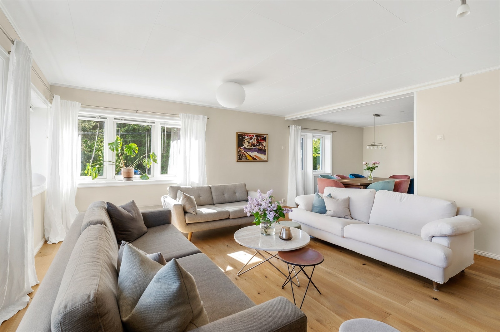 Stuen er lys og luftig med vindusrekker mot syd og vest Galleribilde