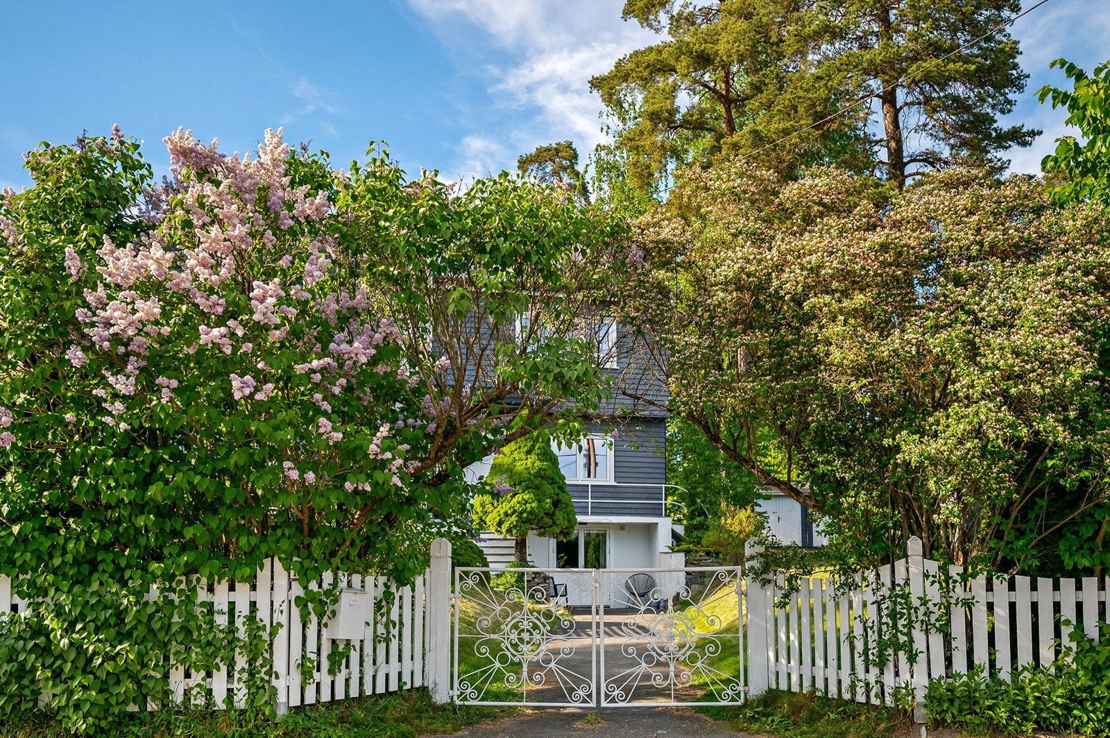 Boligen er en original funkisvilla fra 1937, tegnet av arkitekt Einar Nilsen, og tilbygd i 1960. En hvitmalt, tofløyet smijernsport er satt inn mot gangadkomsten i syd. Galleribilde